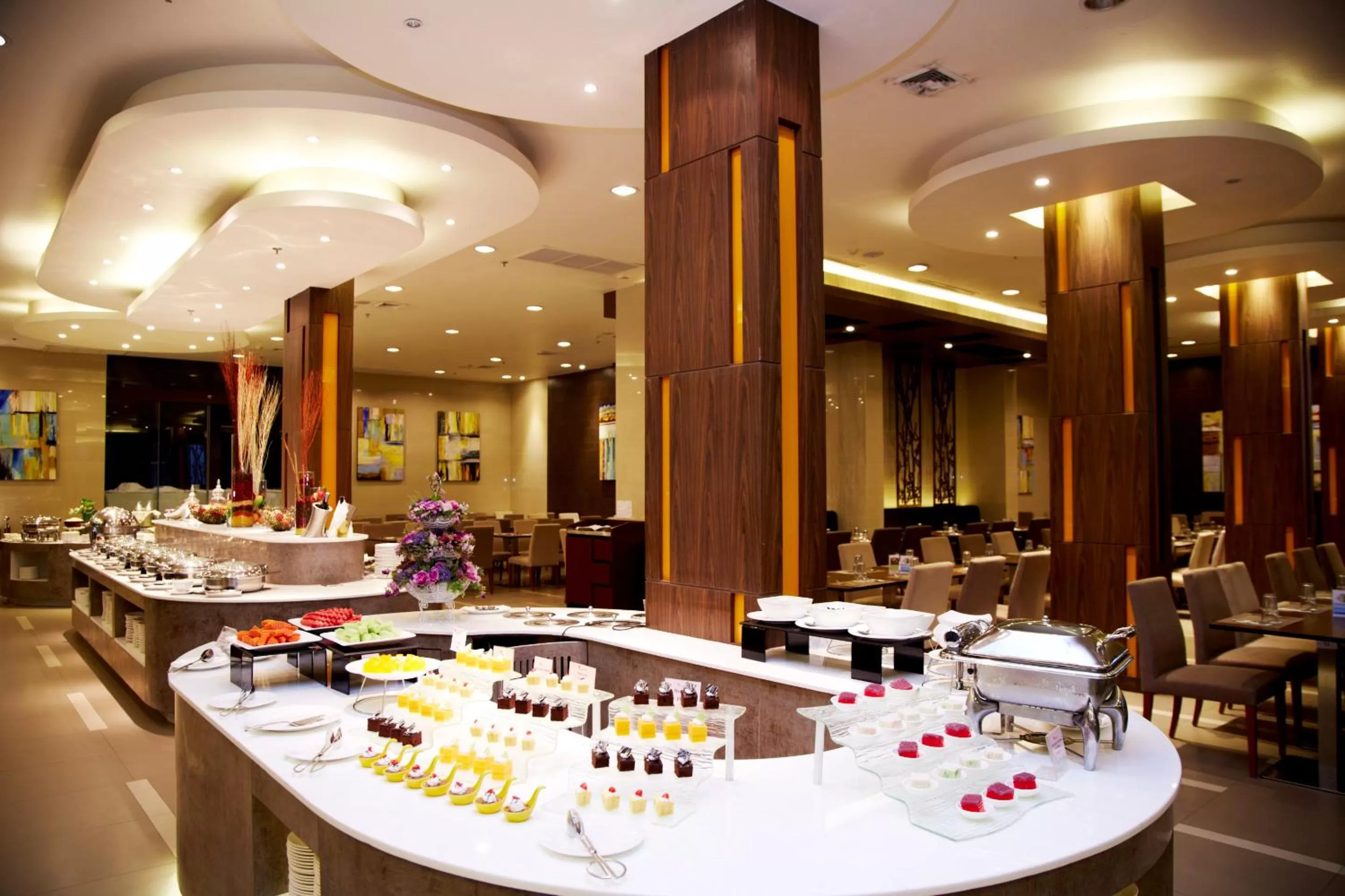 Restaurant/places to eat in Maple Hotel