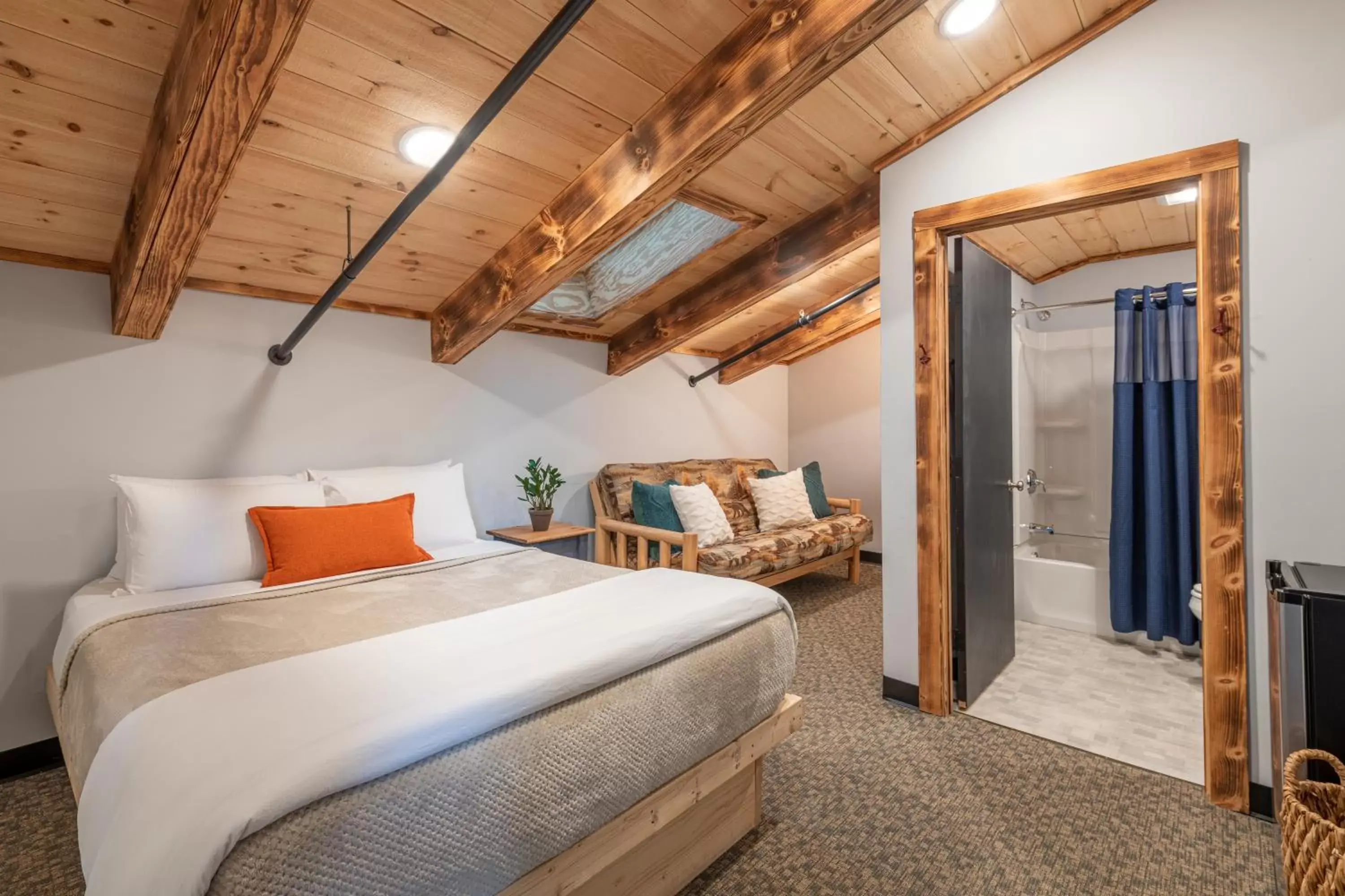 Budget Double Room in Mad River Lodge Budget Double Room in Mad River Lodge