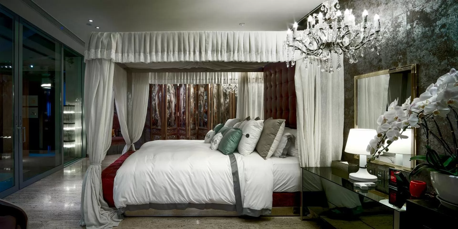 Bed in Hotel Éclat Beijing