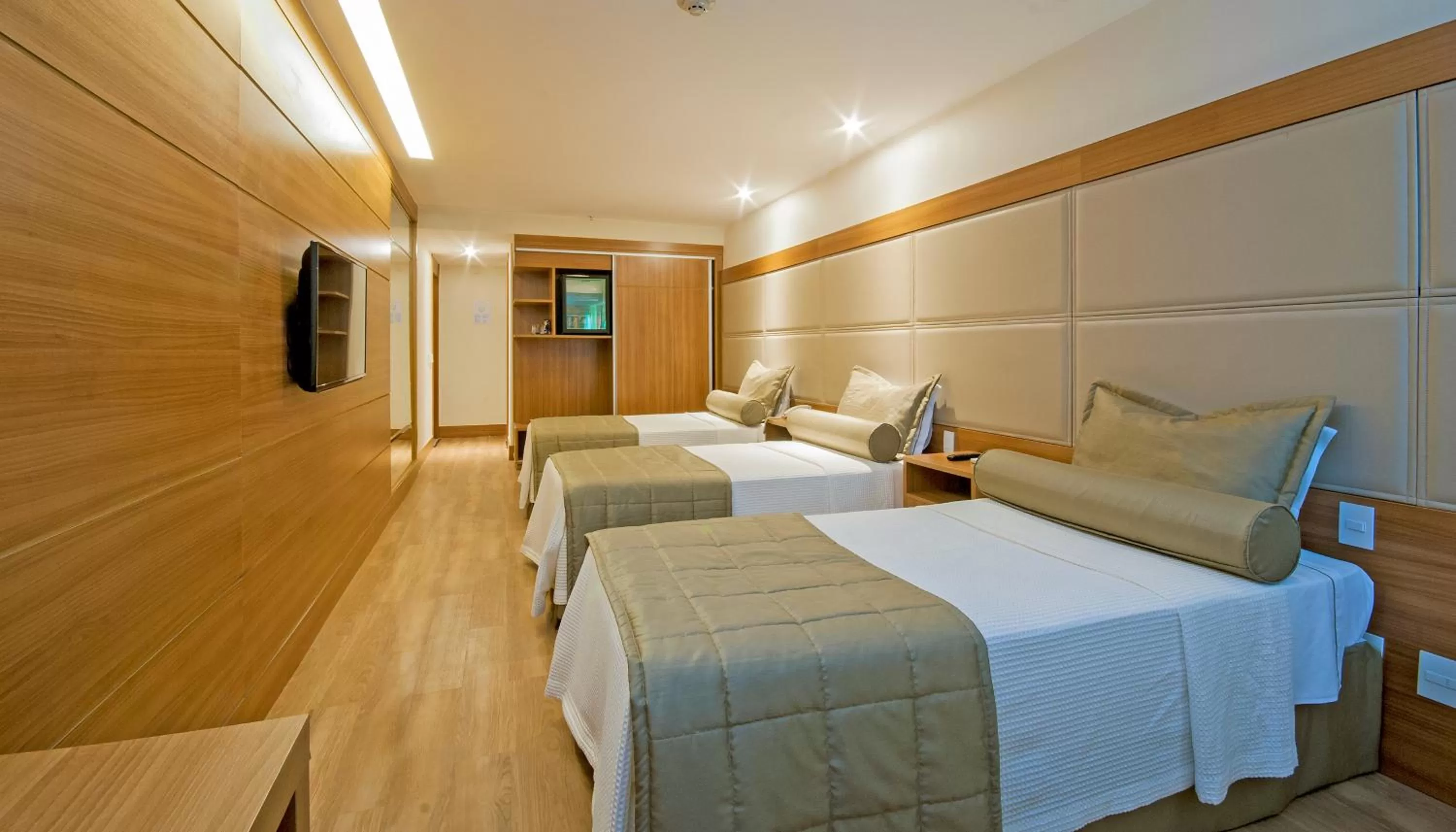 Photo of the whole room, Bed in Américas Granada Hotel