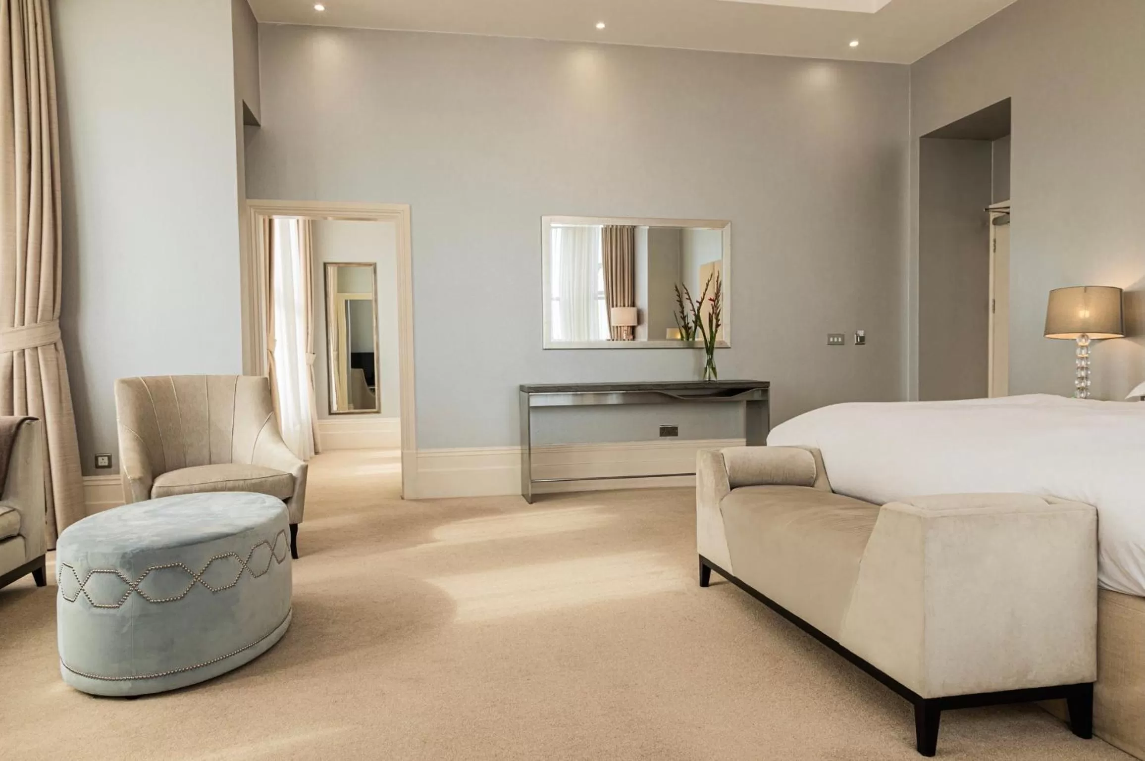 Photo of the whole room, Bed in The Chatsworth Hotel