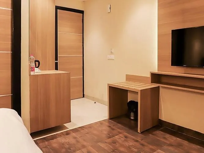 TV and multimedia, TV/Entertainment Center in Solitaire Hotel