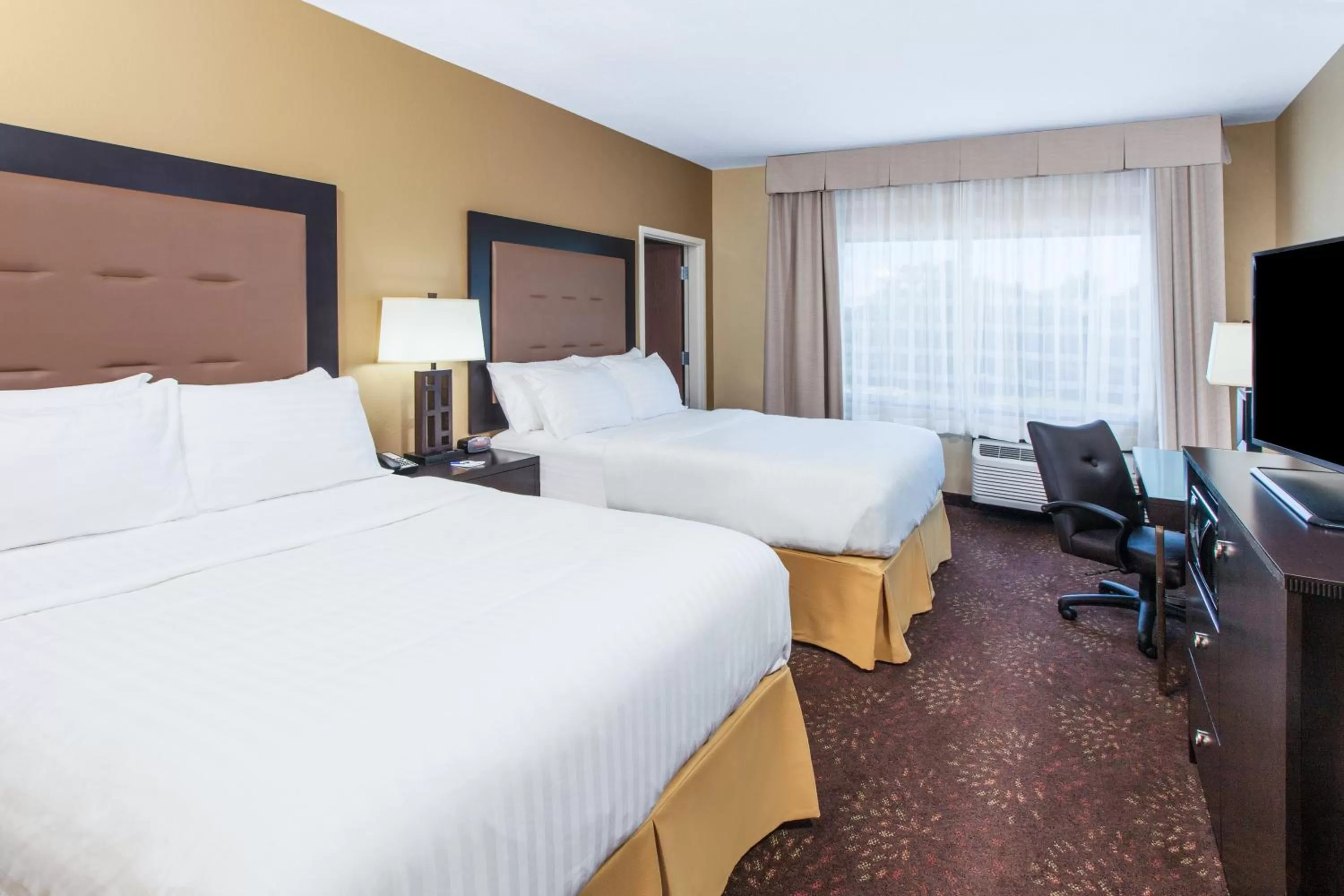 Photo of the whole room, Bed in Holiday Inn Express & Suites Sandusky by IHG