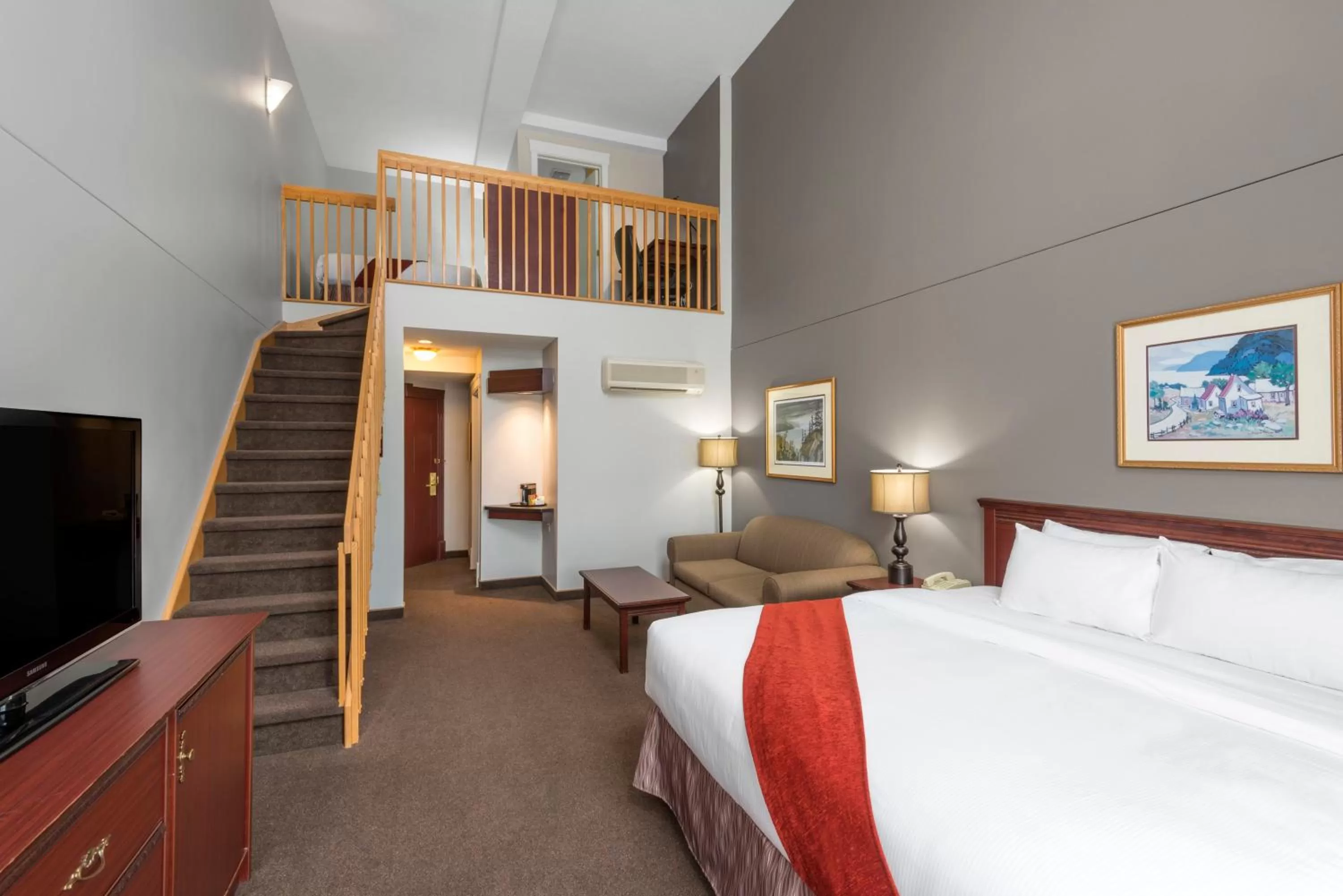 Photo of the whole room, Bed in Ramada Plaza by Wyndham Gatineau/Manoir du Casino