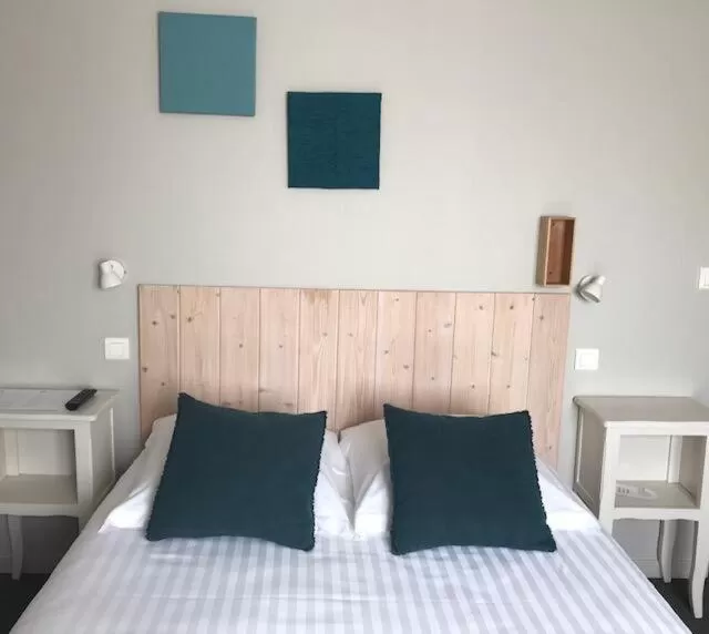 Bed in Hôtel la petite auberge