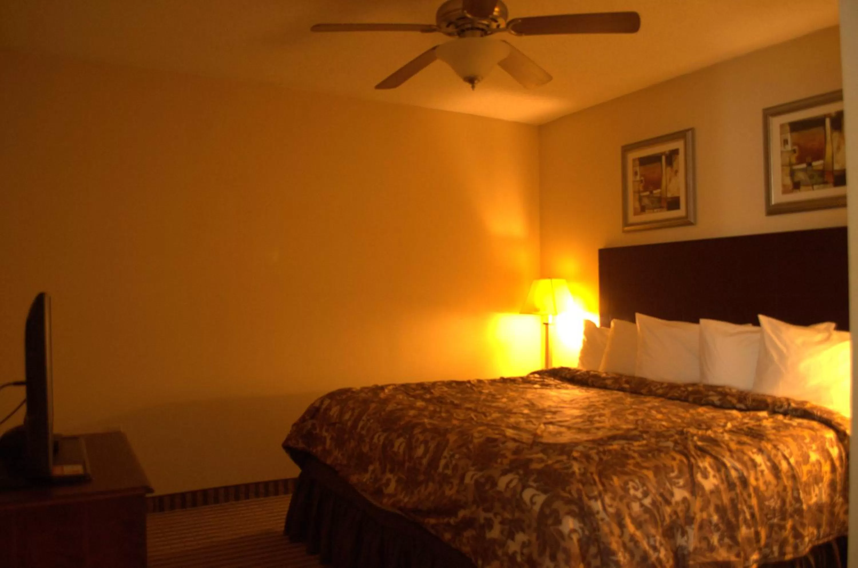Bed in Rodeway Inn & Suites East Windsor