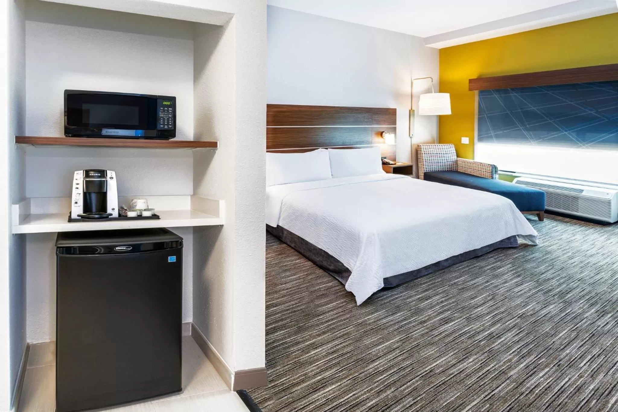 Photo of the whole room, Bed in Holiday Inn Express & Suites - Houston - Downtown North by IHG