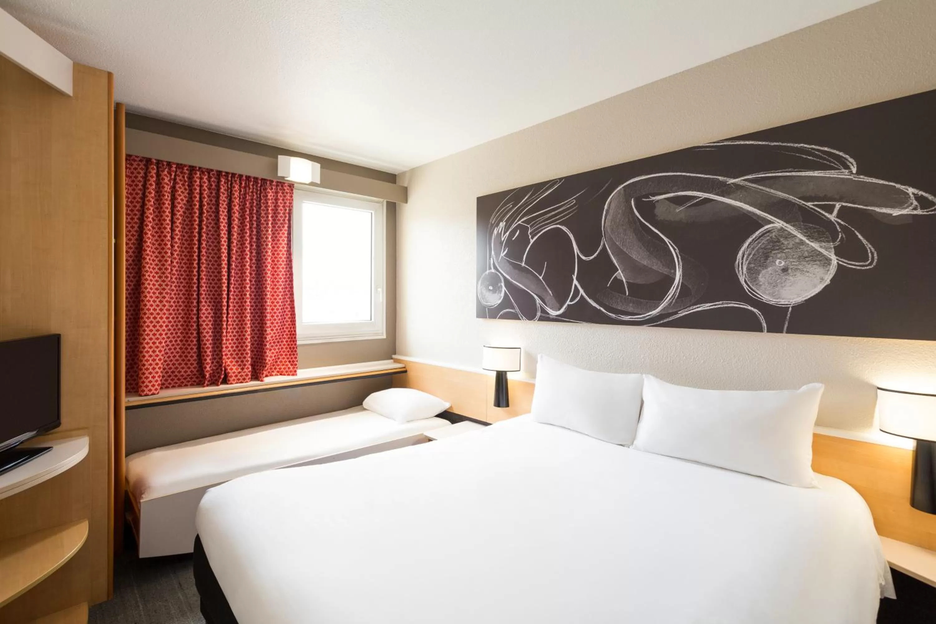 Photo of the whole room, Bed in ibis Bordeaux Pessac Route des Vins