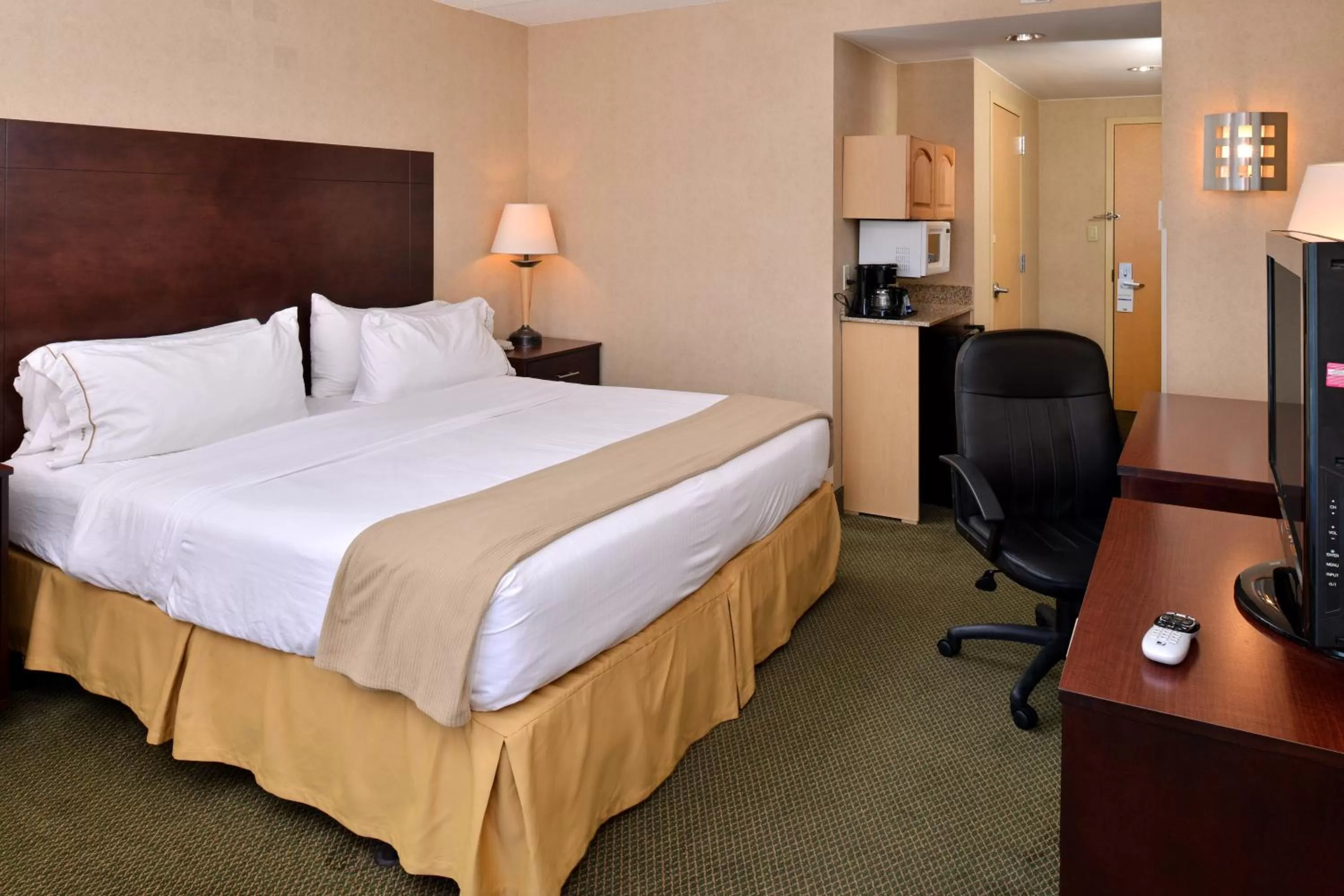 King Room - Hearing Accessible - Roll-in Shower in Holiday Inn Express & Suites - Ocean City, an IHG Hotel