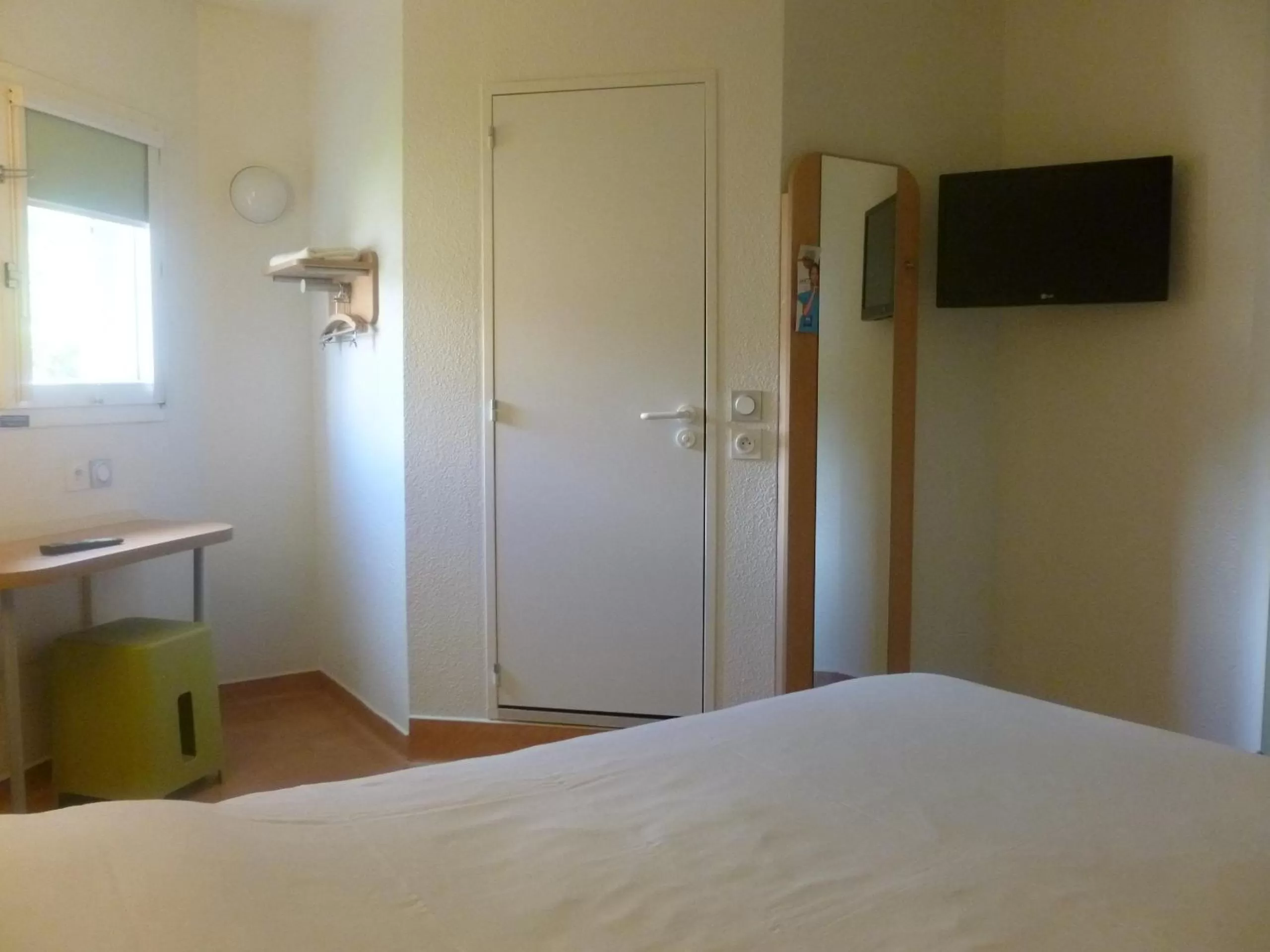 Bedroom, Bed in Ibis budget Dunkerque Grande Synthe
