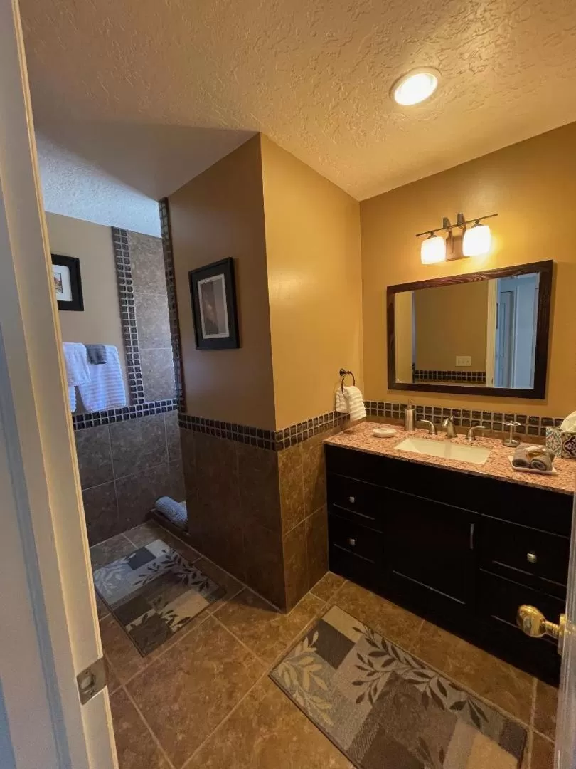 Bathroom in Harvest House Bed and Breakfast