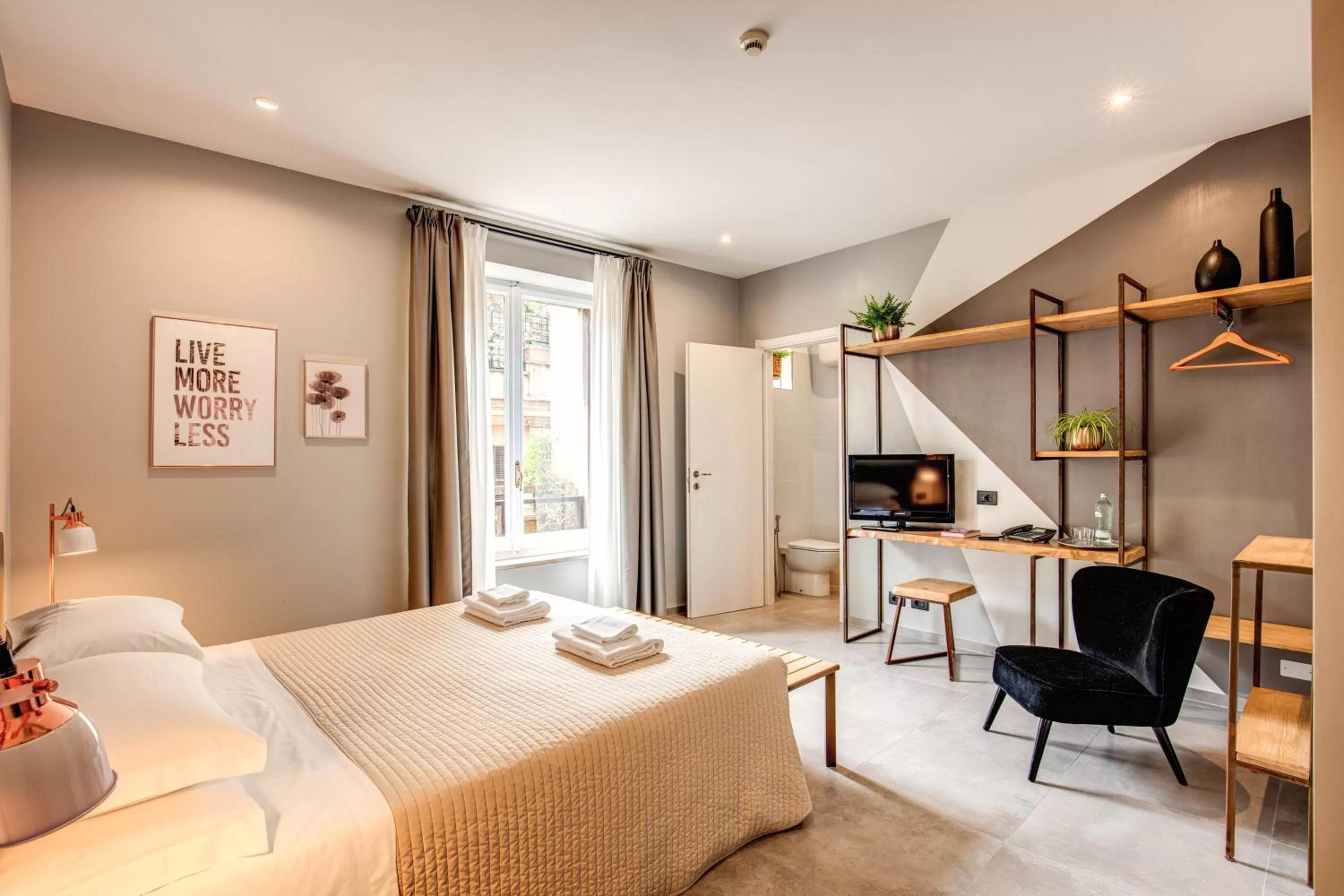 Photo of the whole room, Bed in Hotel King