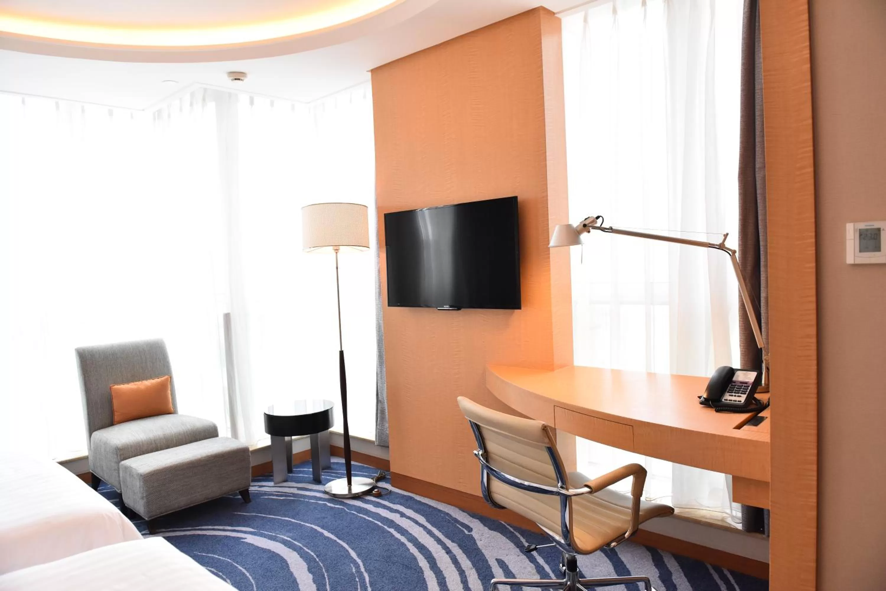 TV and multimedia, Bed in Crowne Plaza Shenzhen Futian, Near to Shenzhen Convention&Exhibition Centre, Shenzhen Stock Exchange and Shenzhen Civic Center, Outdoor Heated Pool