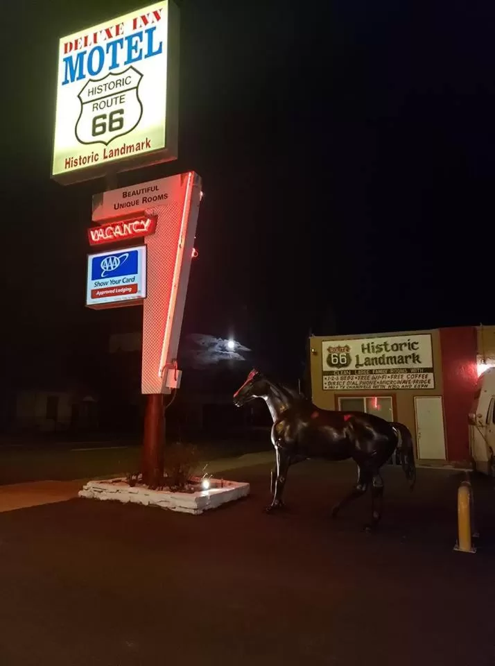 Decorative detail in Deluxe Inn