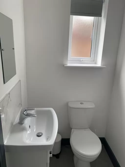 Toilet in Newly refurbished studio, great location 8 studios
