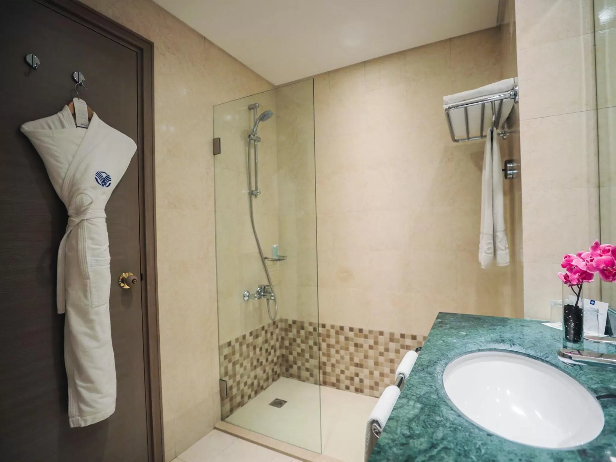 Shower in Gefinor Rotana – Beirut