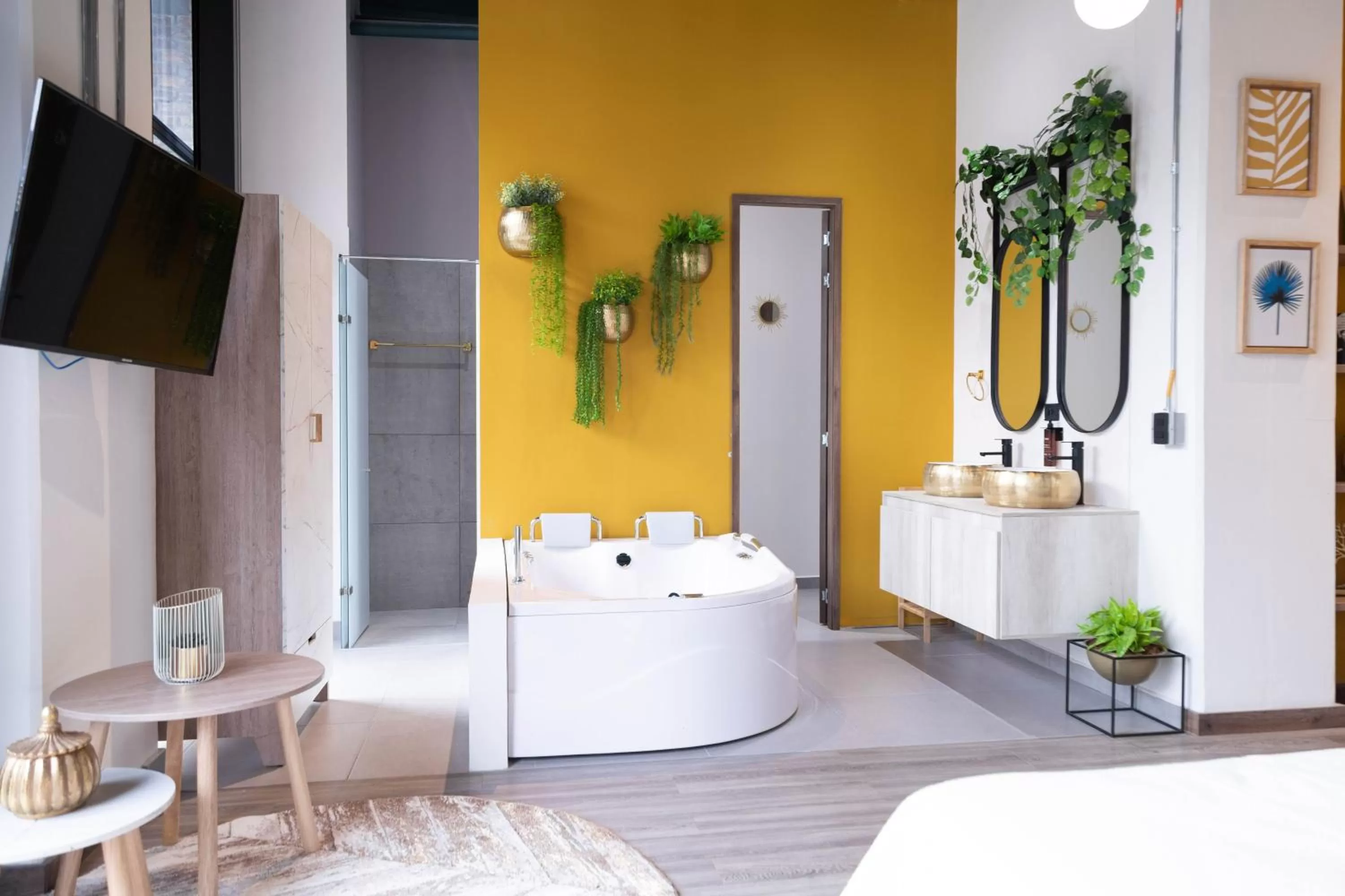 Bathroom, Bed in Royal Living Poblado