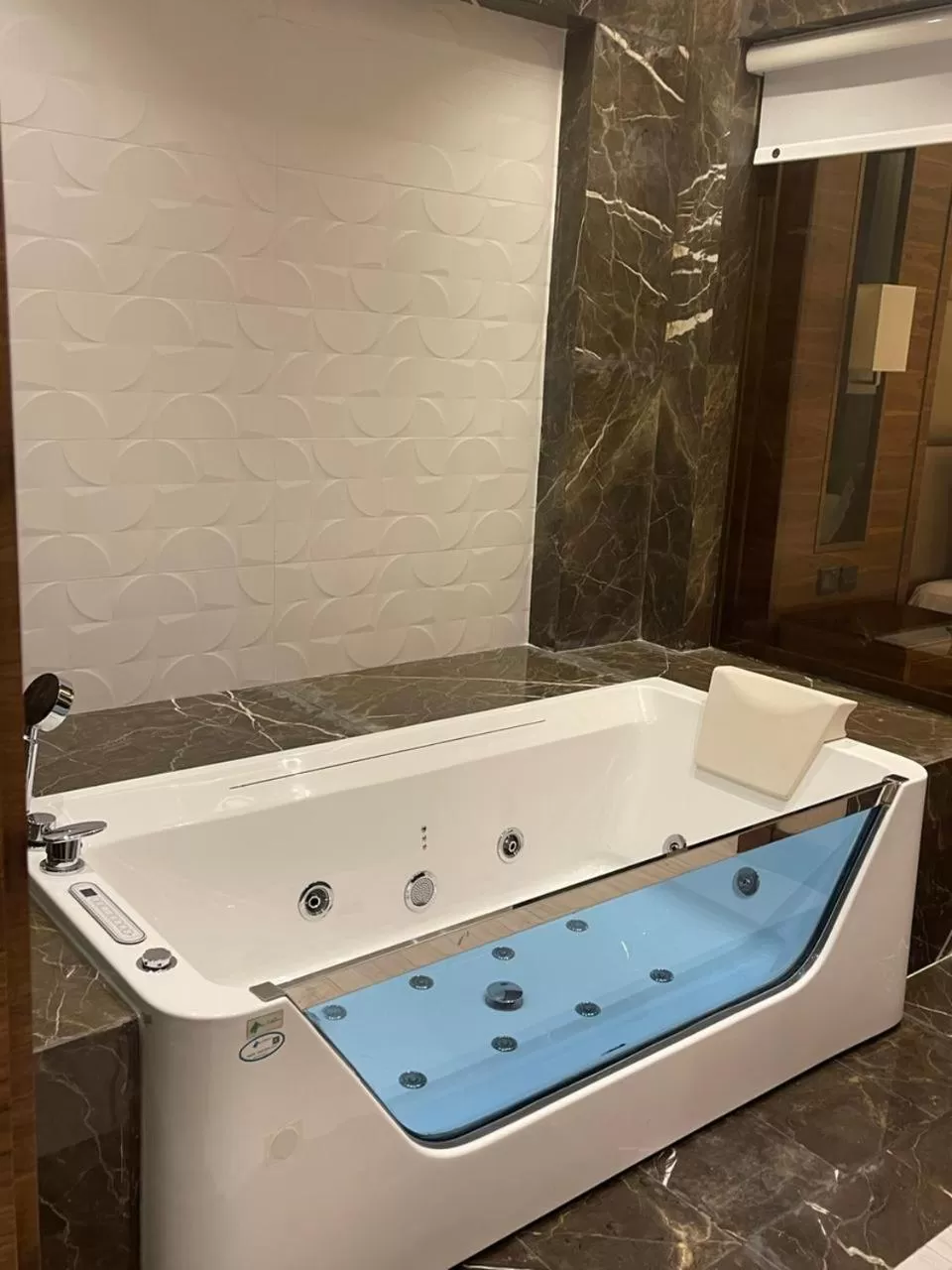 Hot Tub in Weekend Hotel Sari