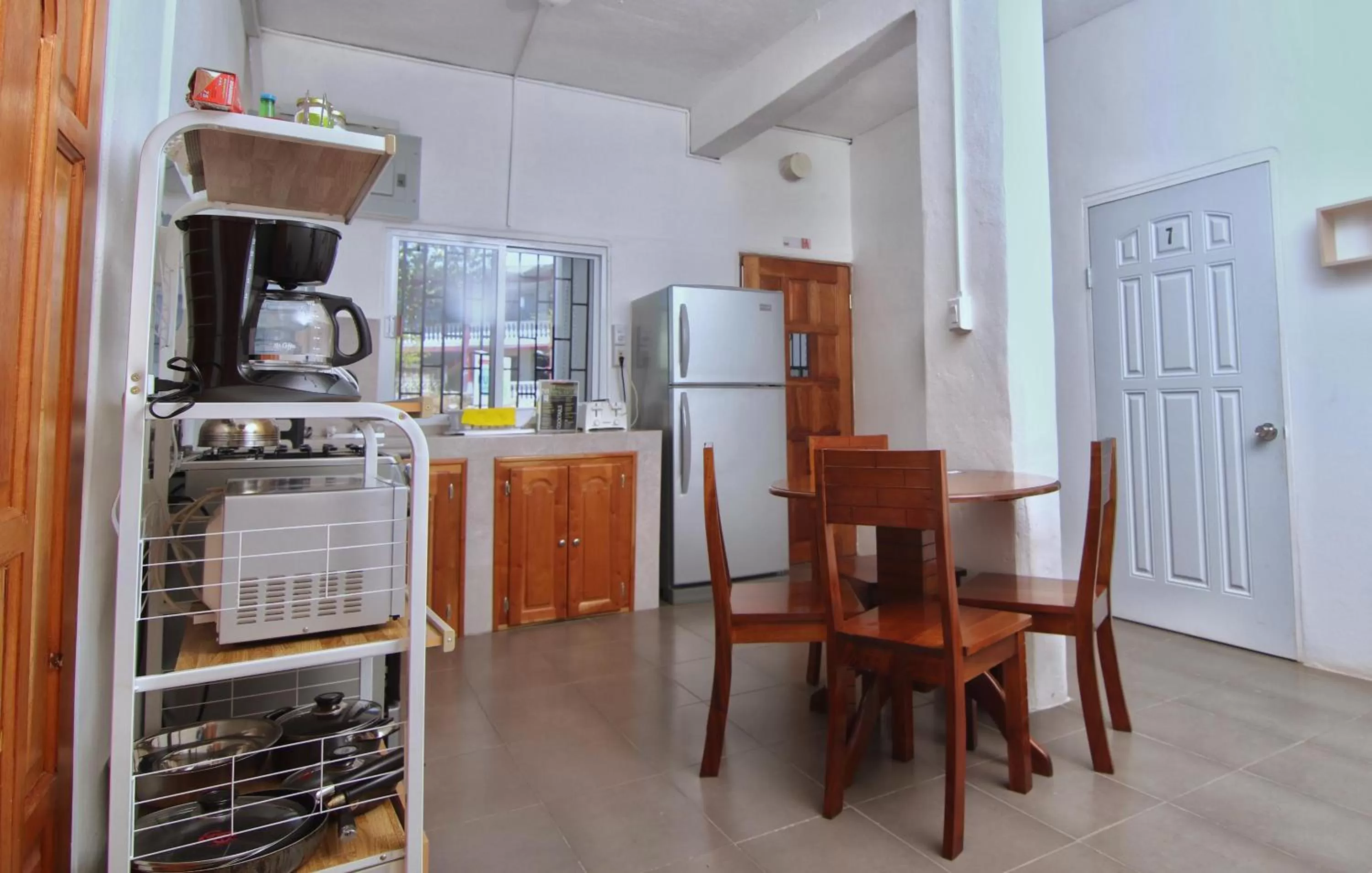 Communal kitchen in Rainforest Haven Inn