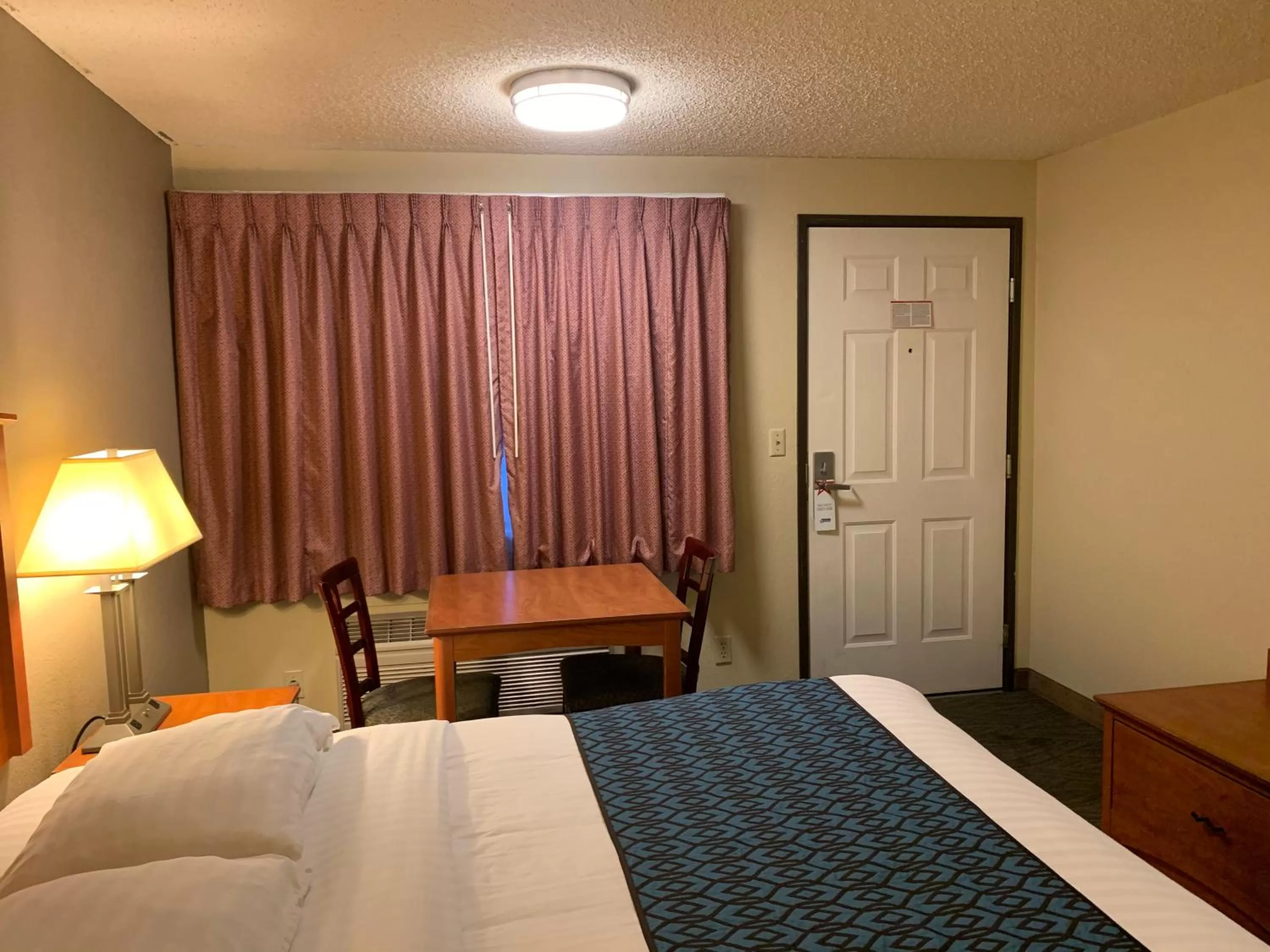 Bed in Sunset Inn - John Day