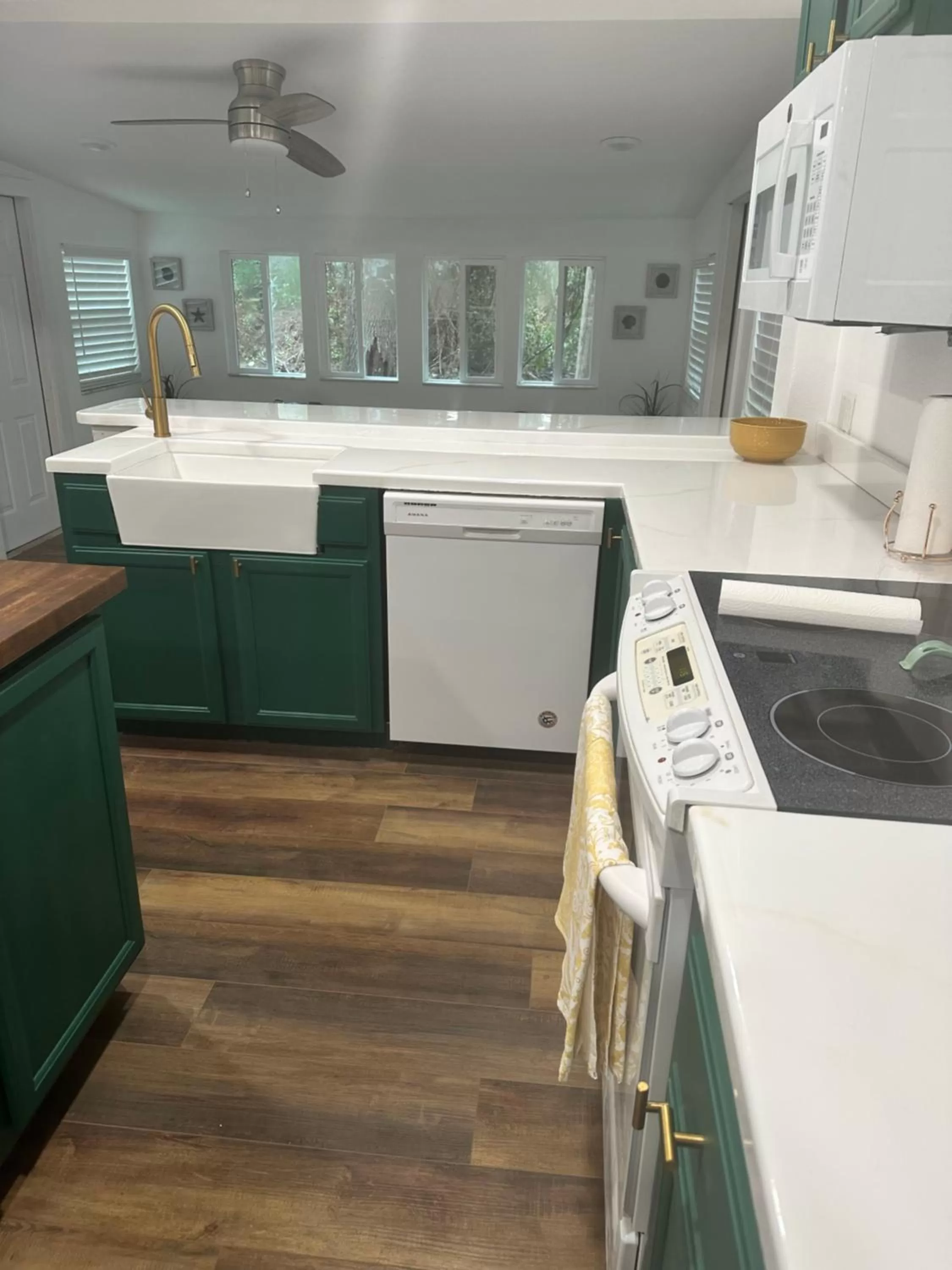 kitchen in Nature Coast Inn & Cottages