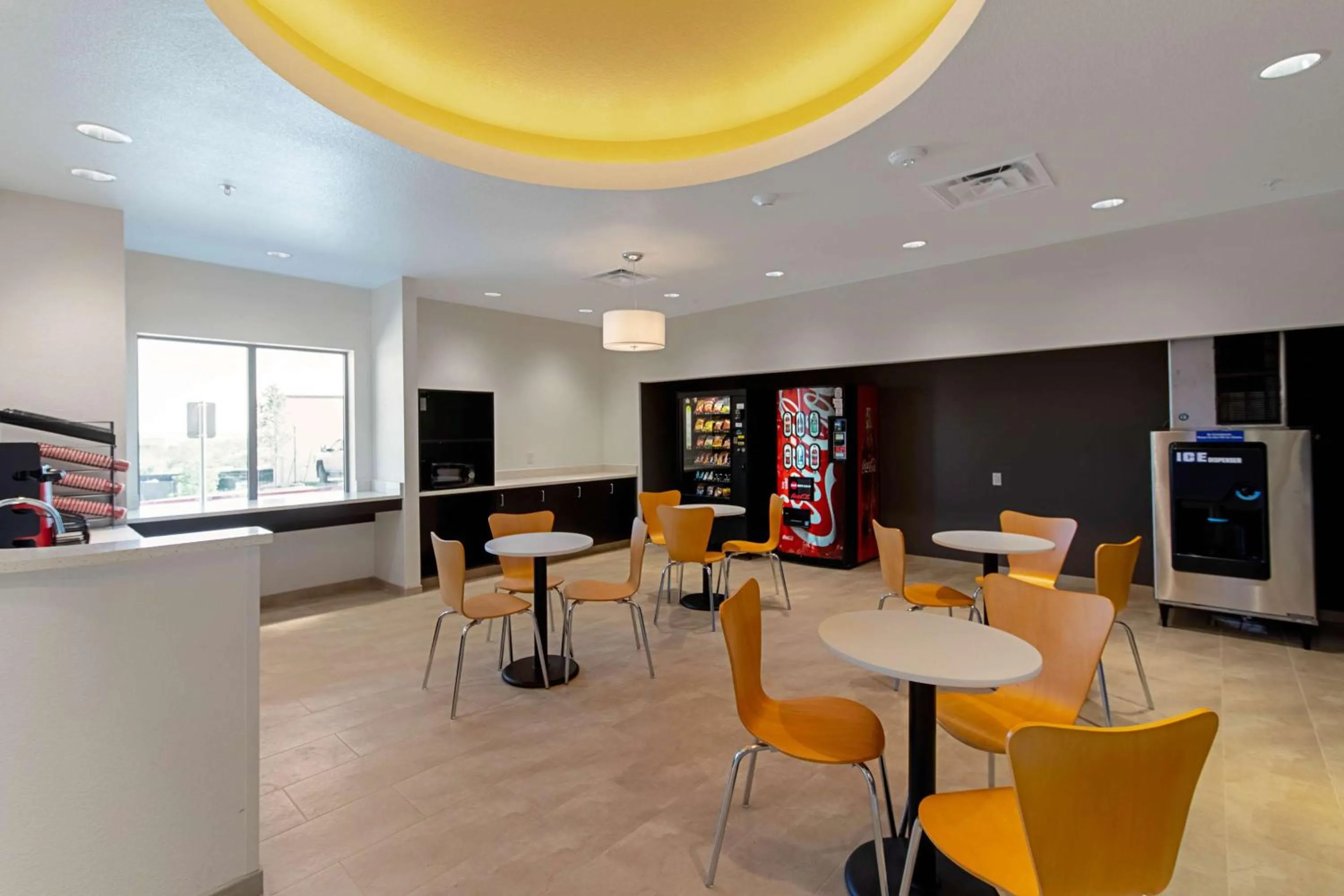 Lounge or bar in Studio 6 Austin Airport