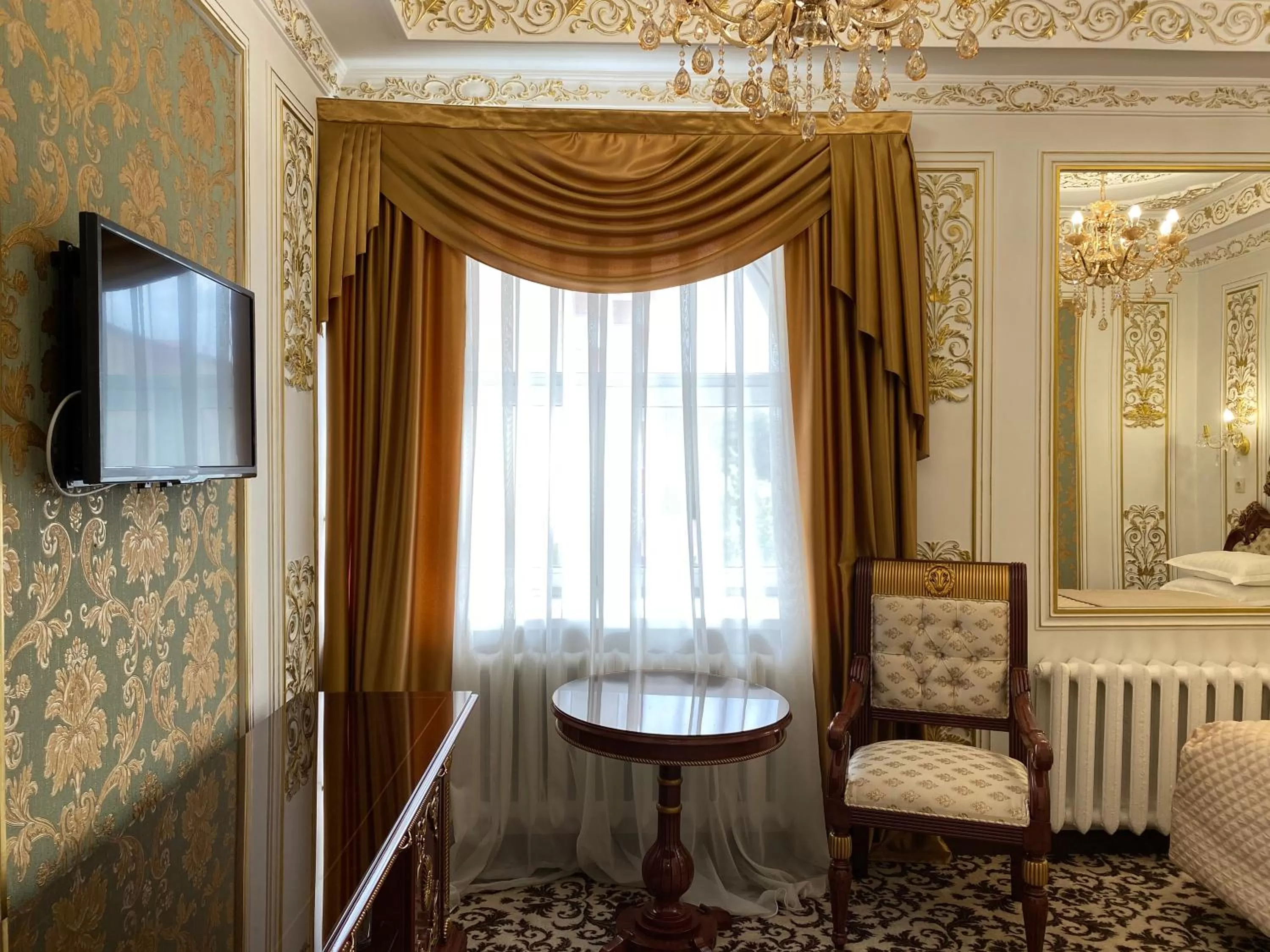 TV and multimedia, Seating Area in Lion Hotel