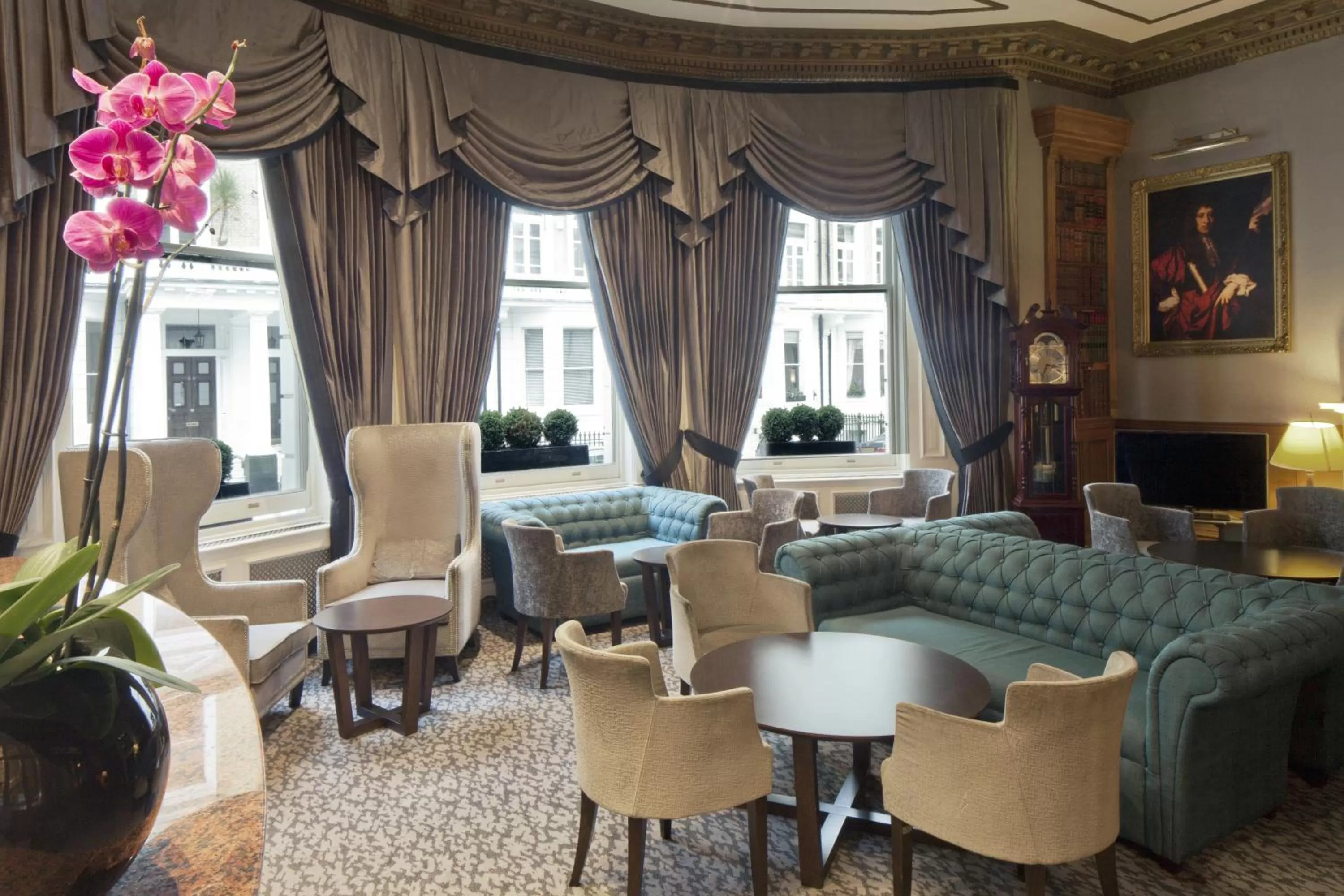 Lounge or bar in Gem Strathmore Hotel