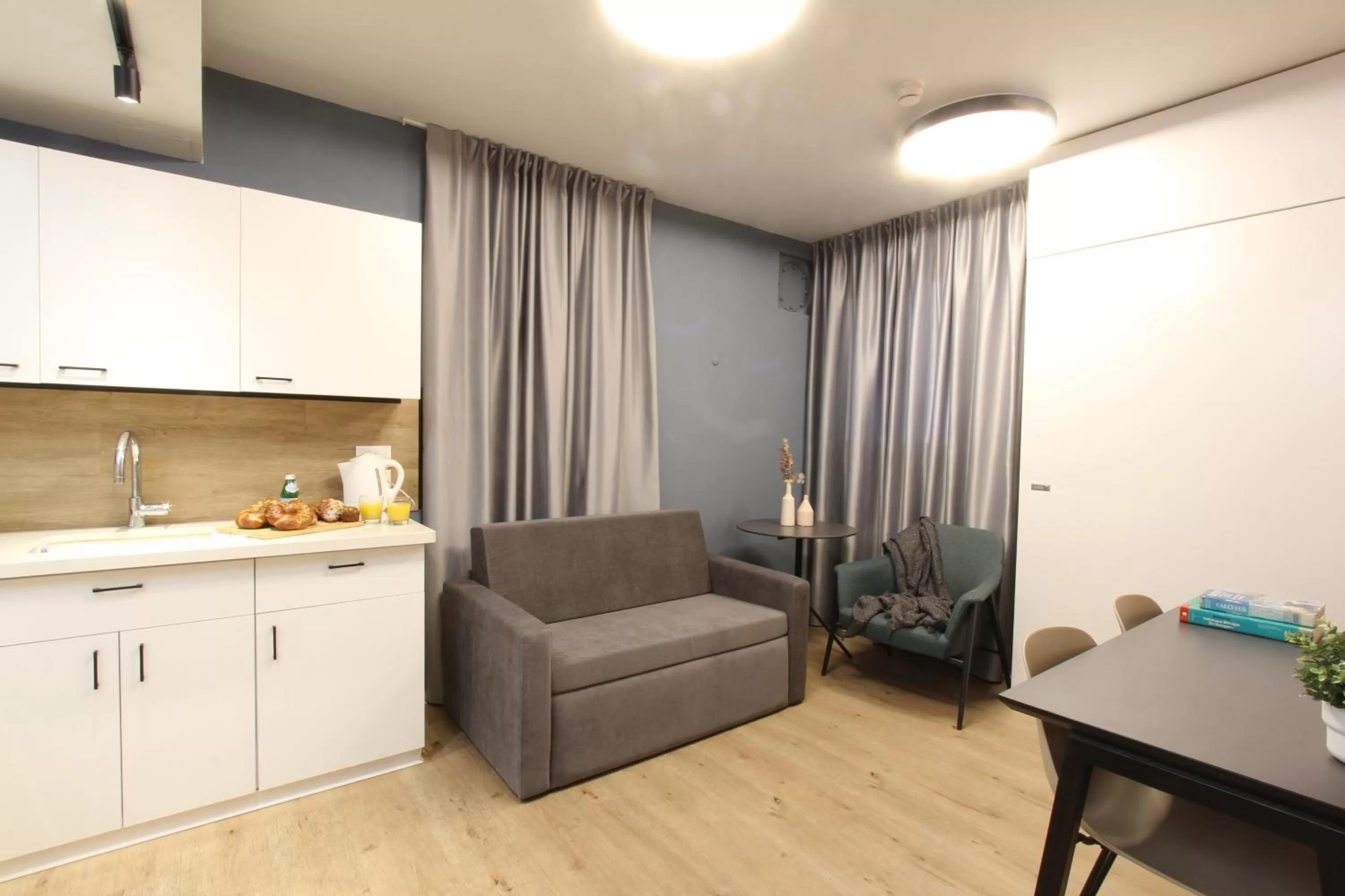 Kitchen or kitchenette in דירות גני תערוכה - TLV university apartments near Expo by Sea N' Rent