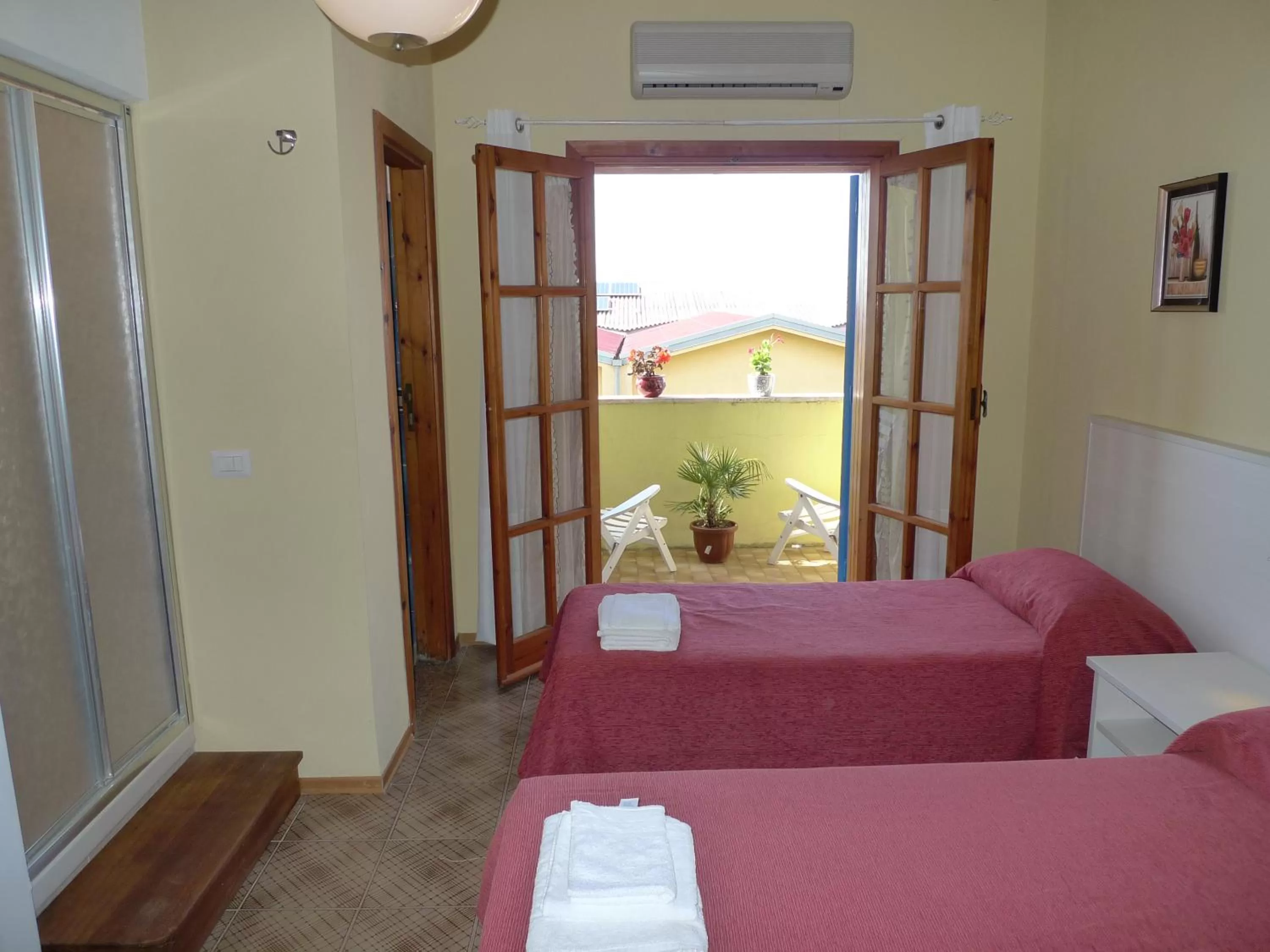 View (from property/room), Bed in Hotel Alexander