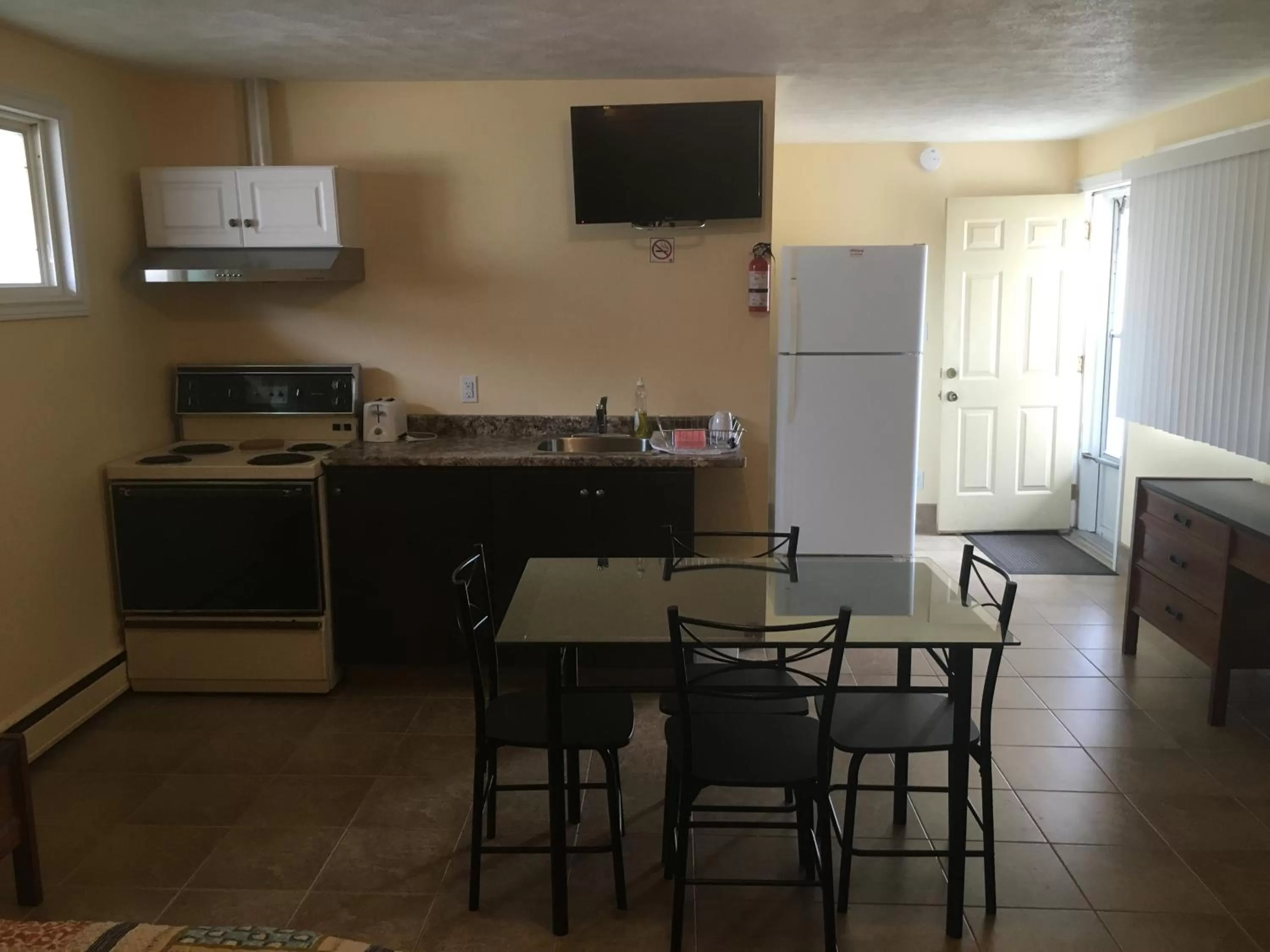 Kitchen or kitchenette in Sunparlor Motel