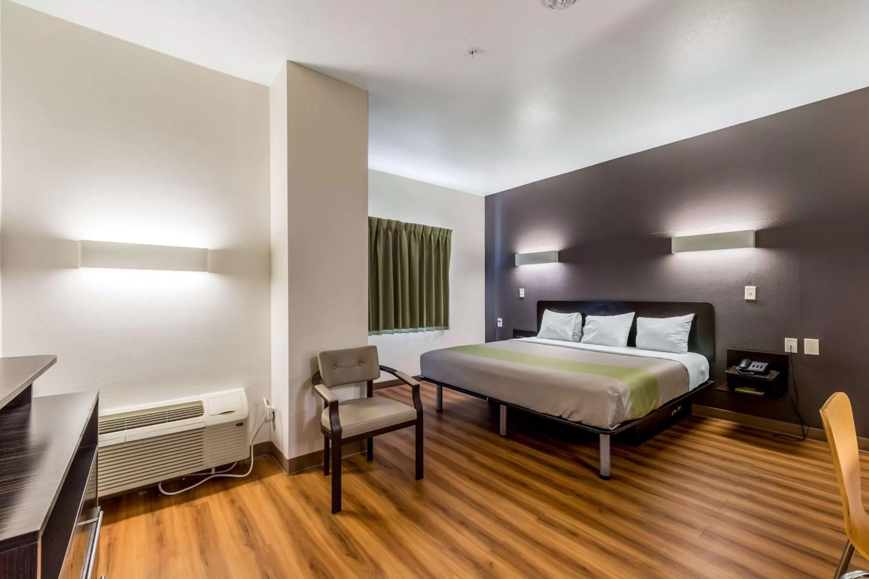 Photo of the whole room, Bed in Super 8 by Wyndham Kenedy