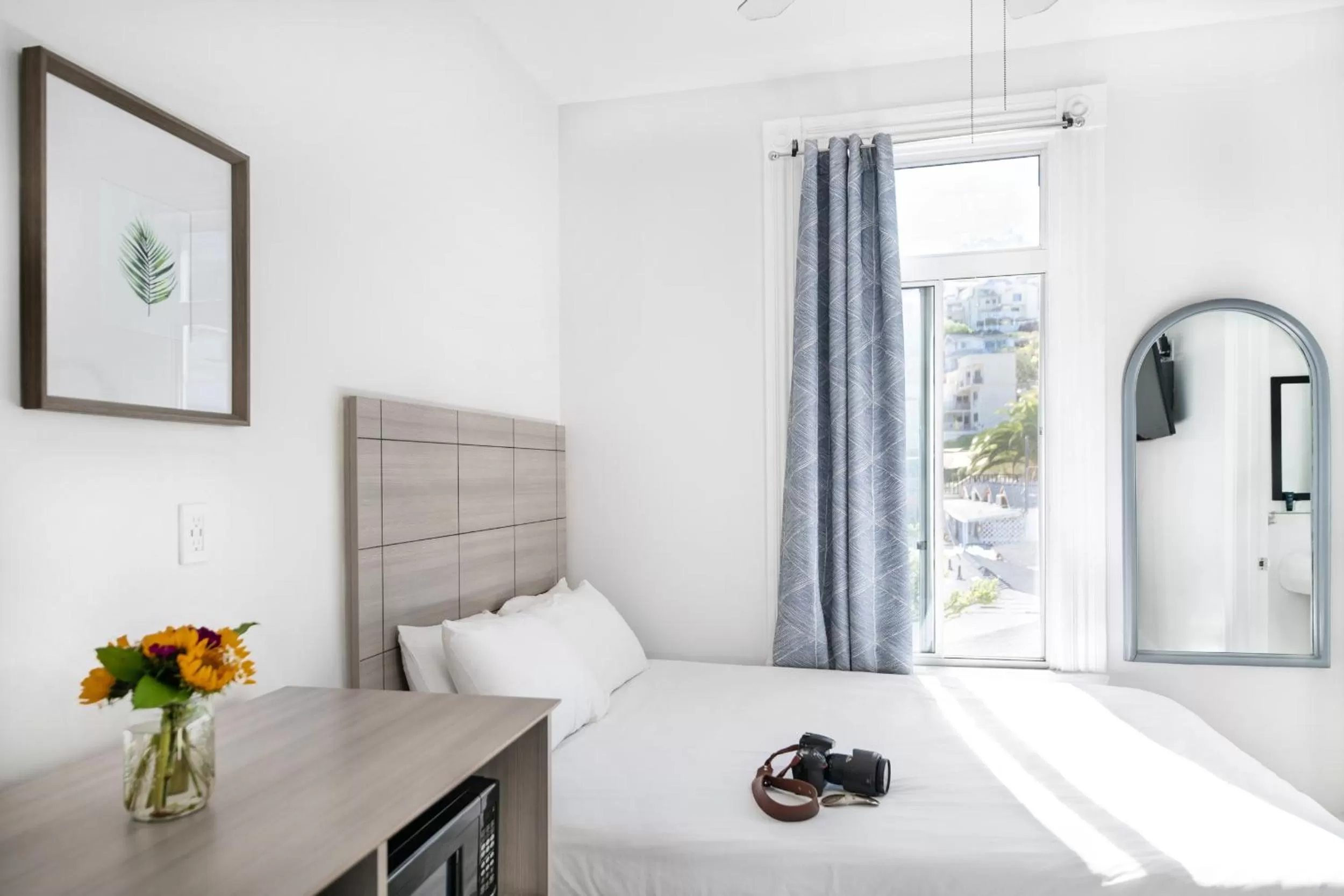 Bed, Dining Area in Hermosa Hotel