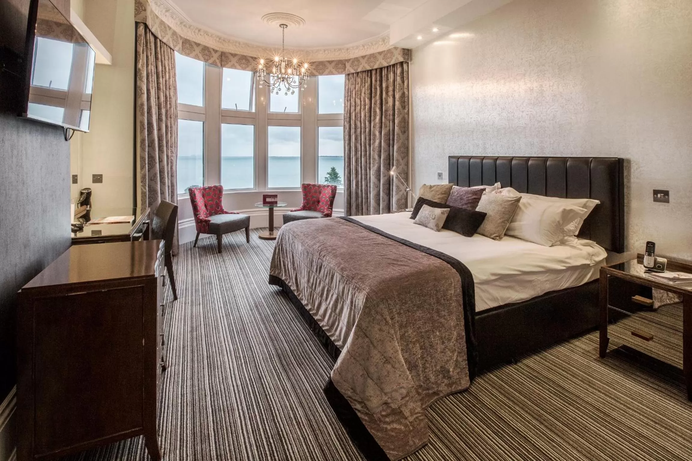 Bedroom, Bed in Muthu Westcliff Hotel (Near London Southend Airport)