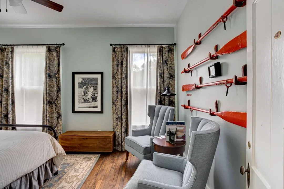 Seating area, Bed in Historic Birch Lodge and Motel
