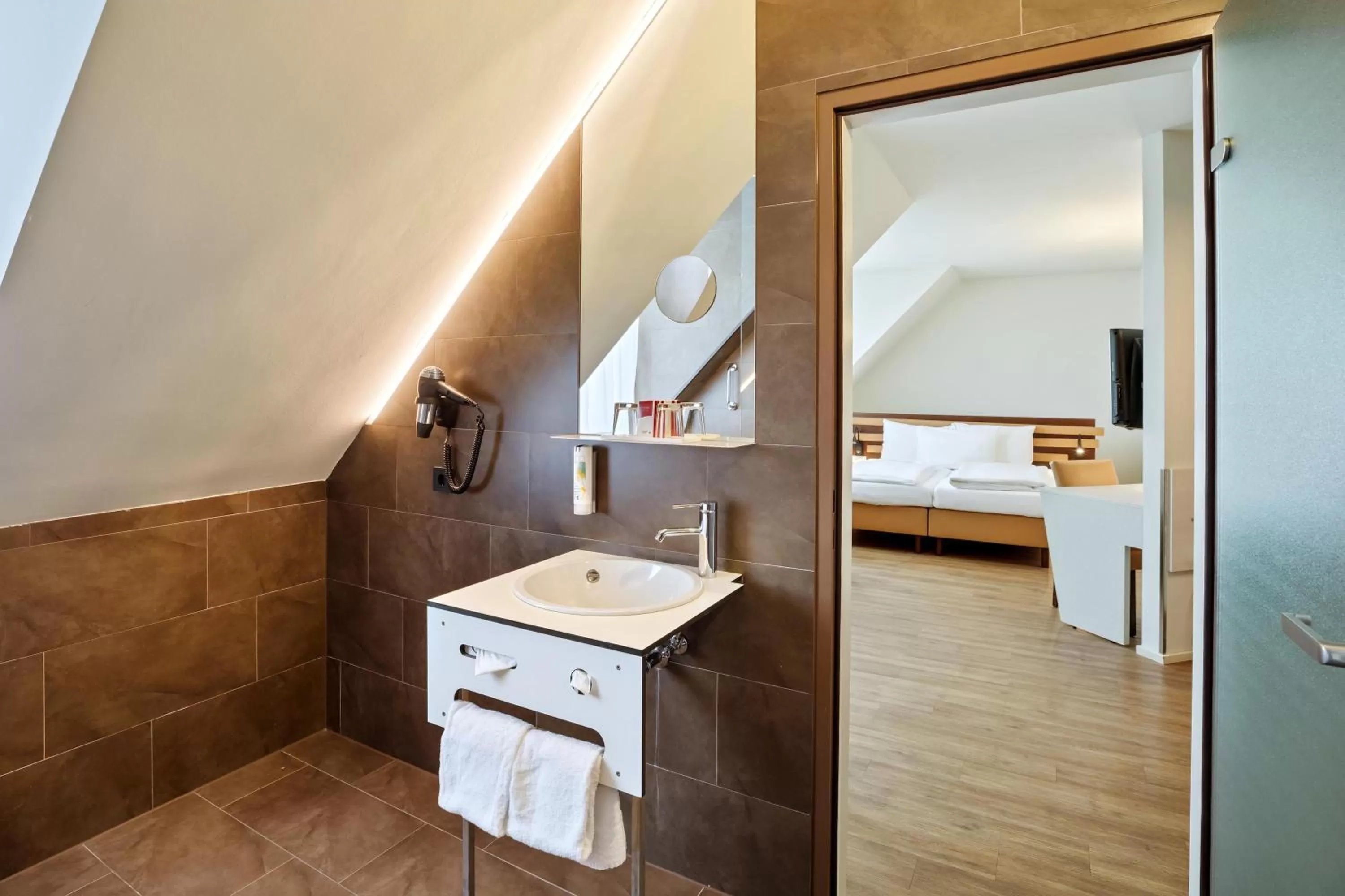Bathroom, Bed in Austria Trend Hotel beim Theresianum Wien