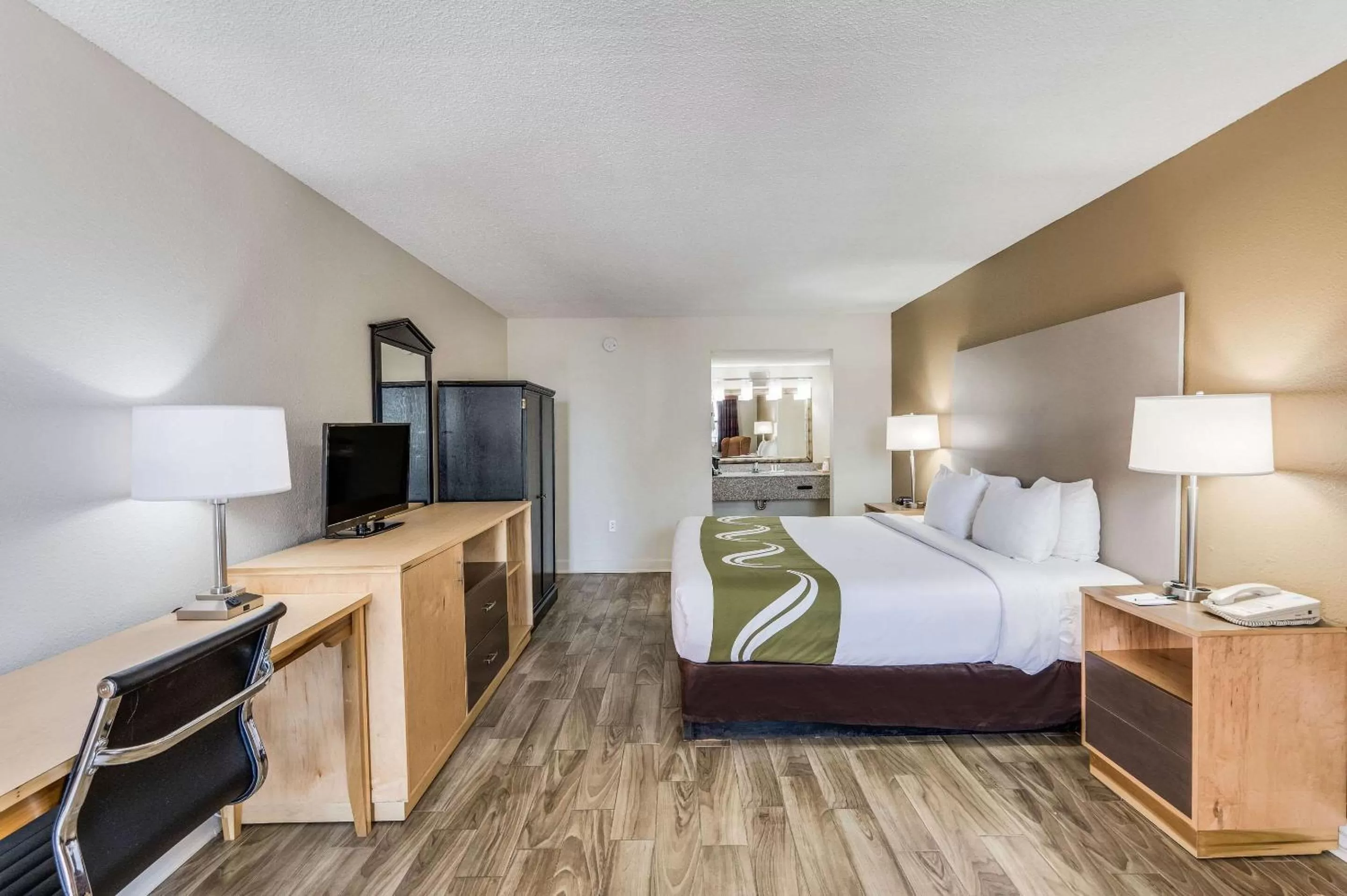 Photo of the whole room, Bed in Quality Inn & Suites Hot Springs-Lake Hamilton