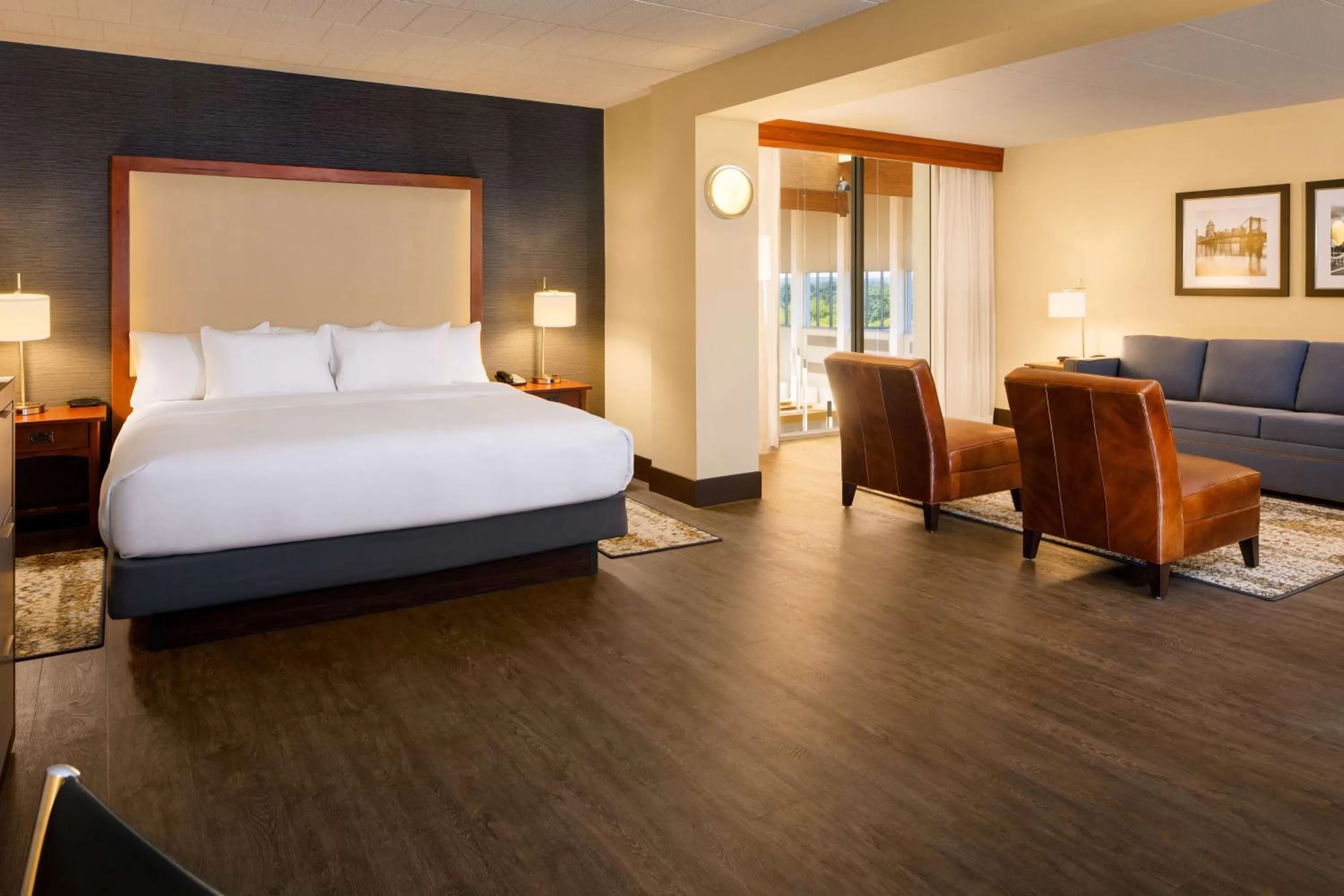 Living room, Bed in DoubleTree by Hilton Pittsburgh - Cranberry