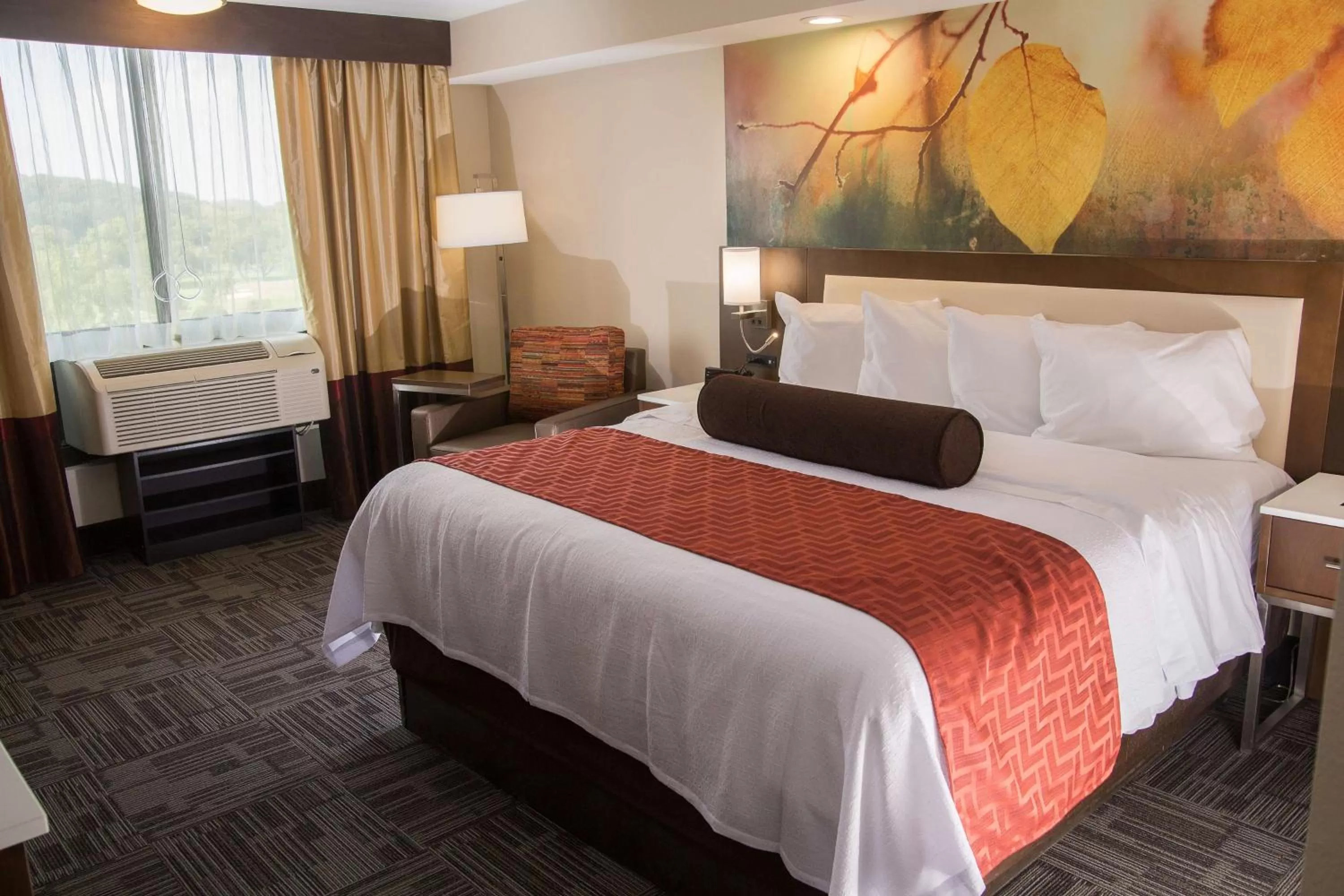 Photo of the whole room, Bed in Holiday Inn Brookfield - Milwaukee by IHG