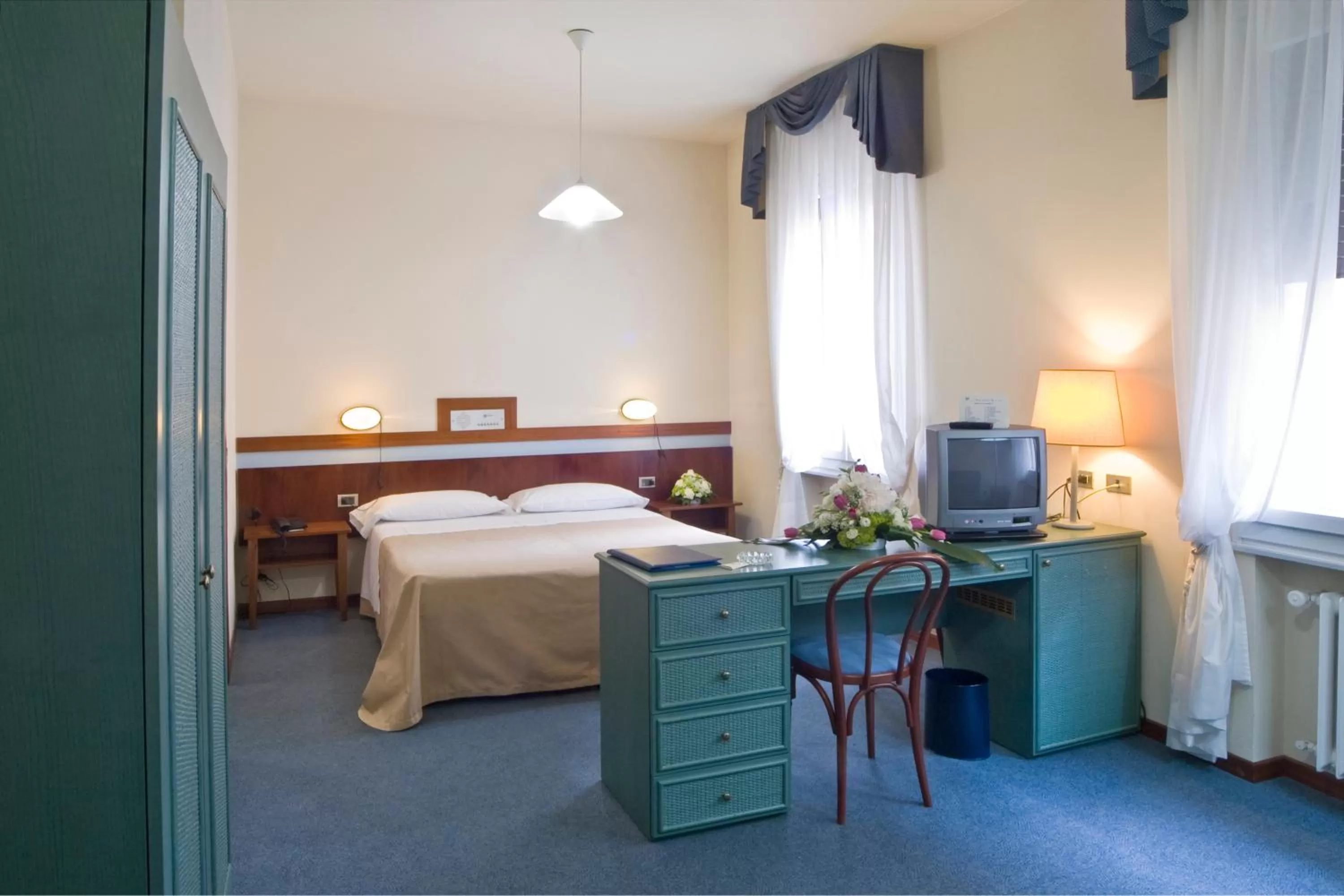 Photo of the whole room, Bed in Hotel Centrale Byron