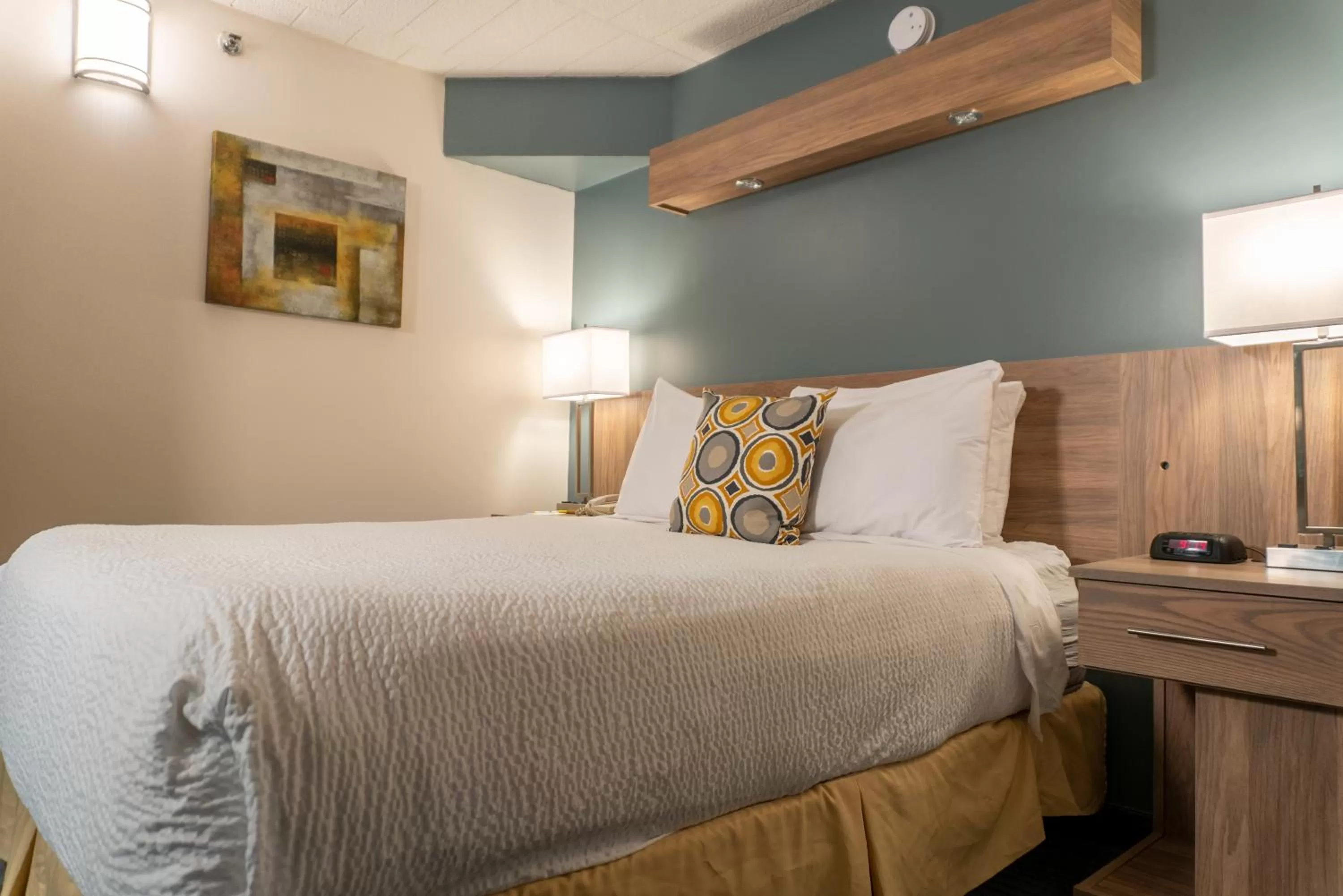 Bed in Days Inn by Wyndham Niagara Falls Centre St By the Falls