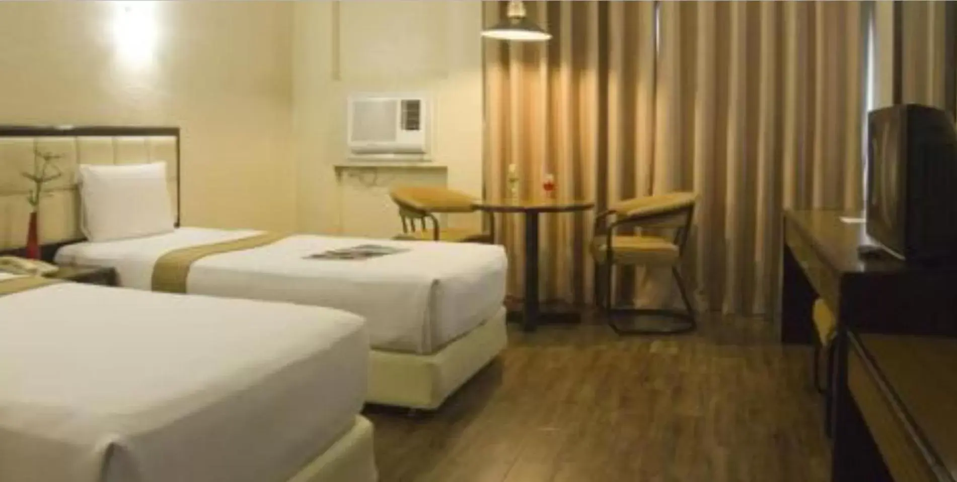 Deluxe Twin Room in Rothman Hotel Deluxe Twin Room in Rothman Hotel