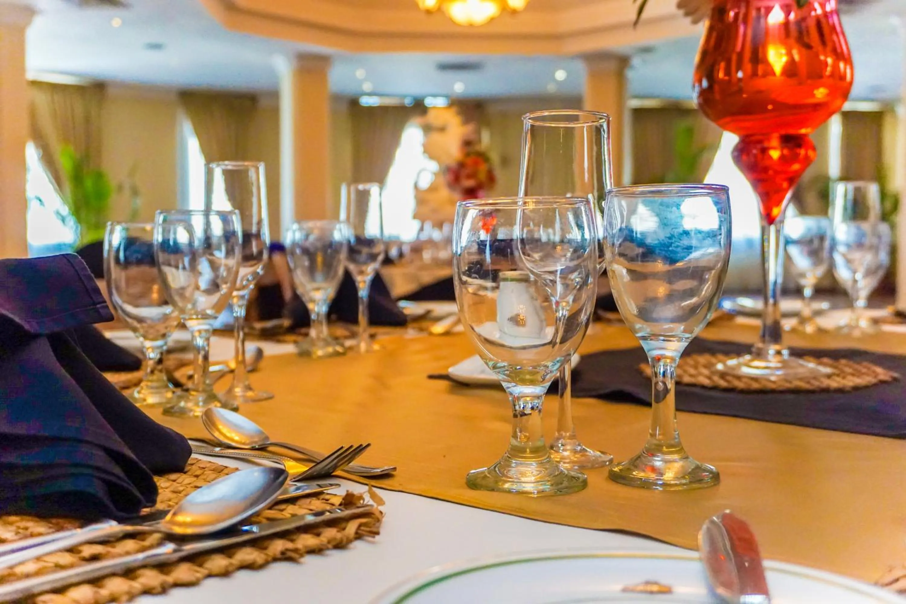 Restaurant/places to eat in Grand Oriental Hotel