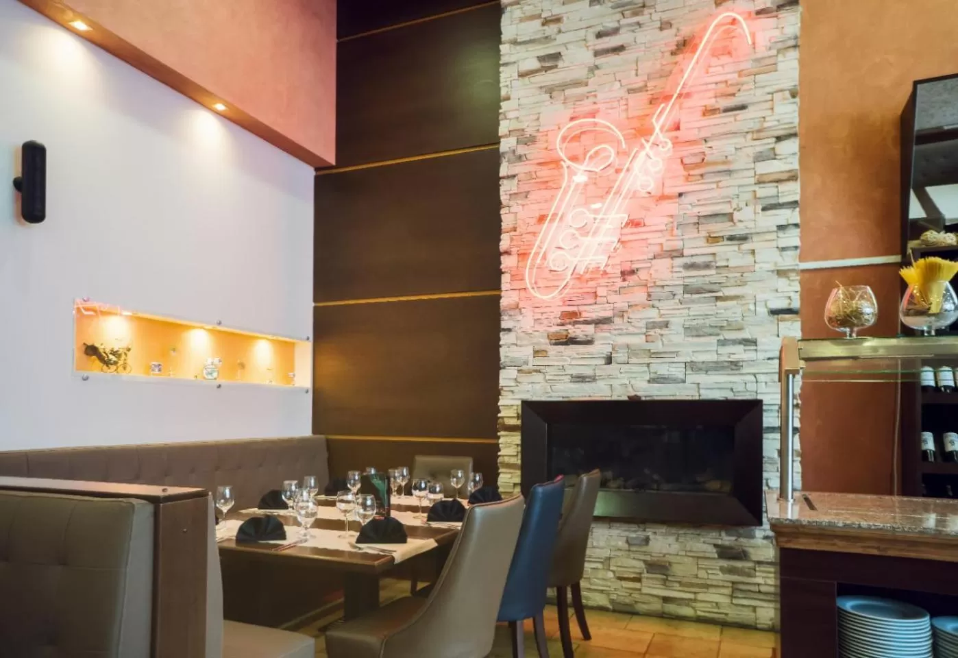 Restaurant/places to eat in Terra Hotel