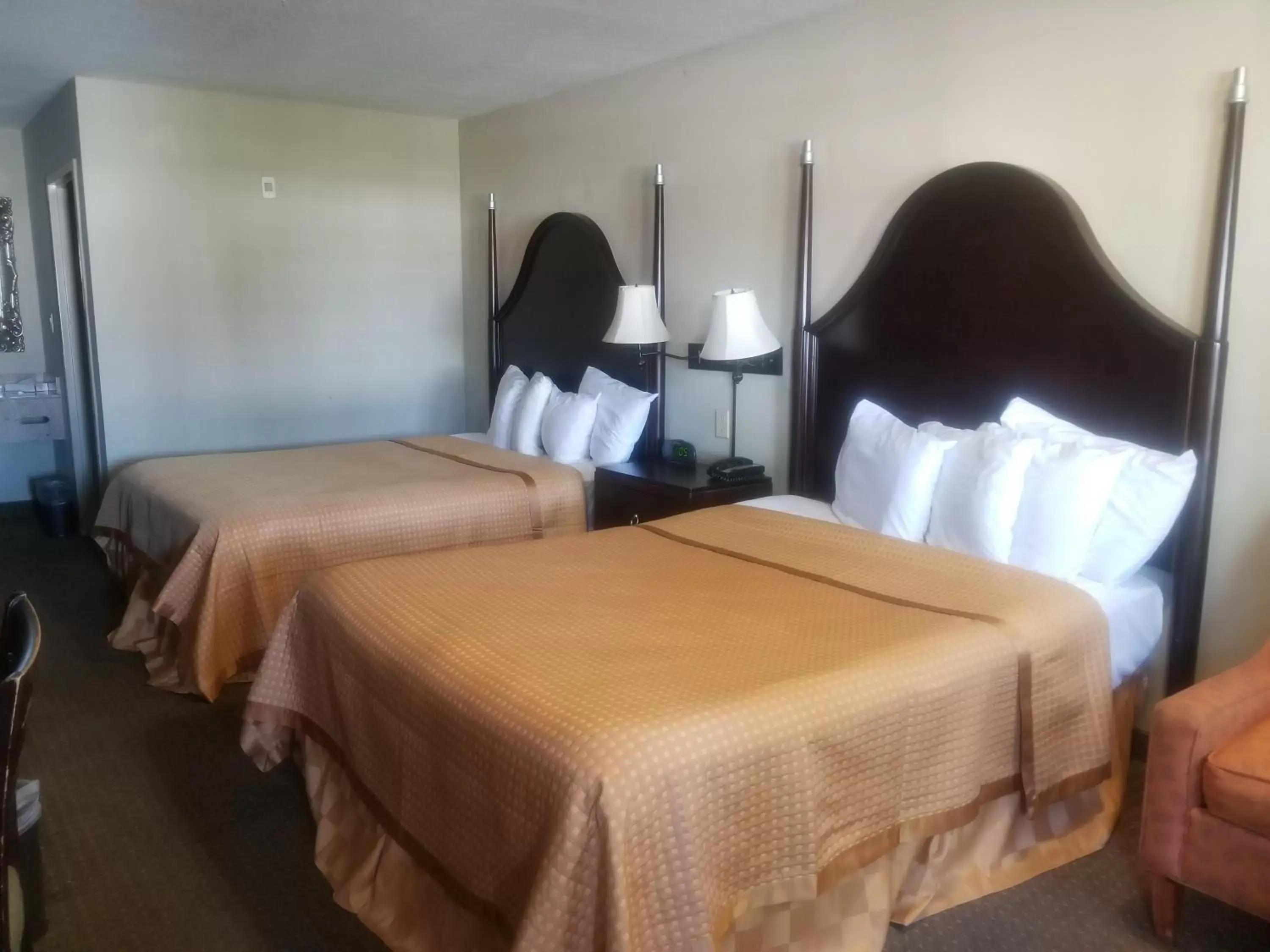 Queen Room with Two Queen Beds - Non-Smoking in Inn at Mulberry Grove Queen Room with Two Queen Beds - Non-Smoking in Inn at Mulberry Grove