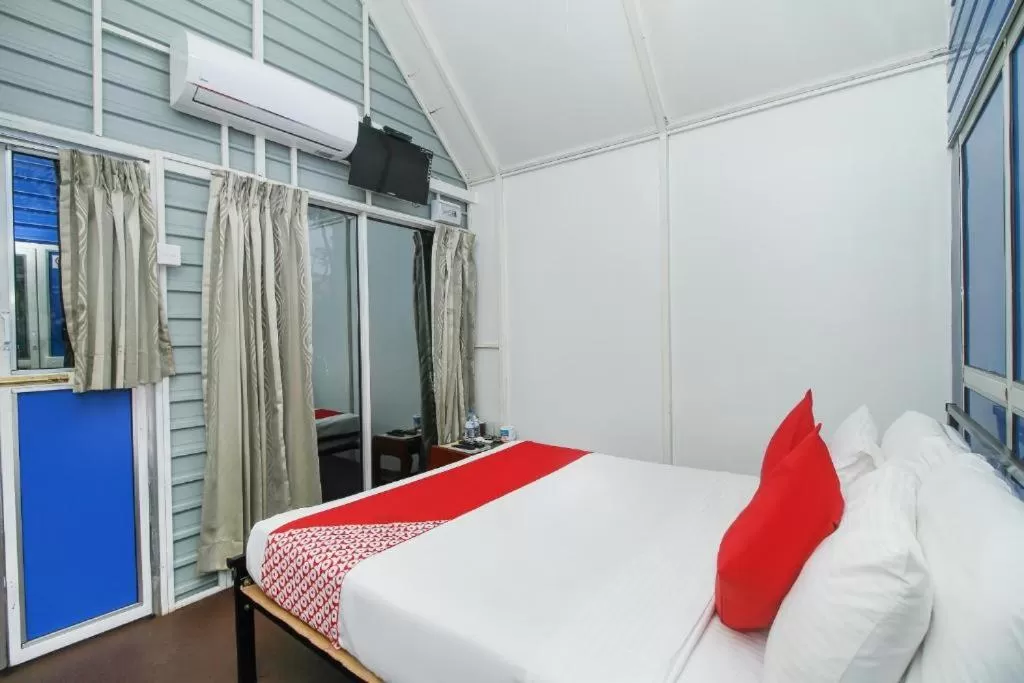 Bed in Airport A4 Transit Hub - Eco Chalets - FREE SHUTTLE SERVICE 24HRS
