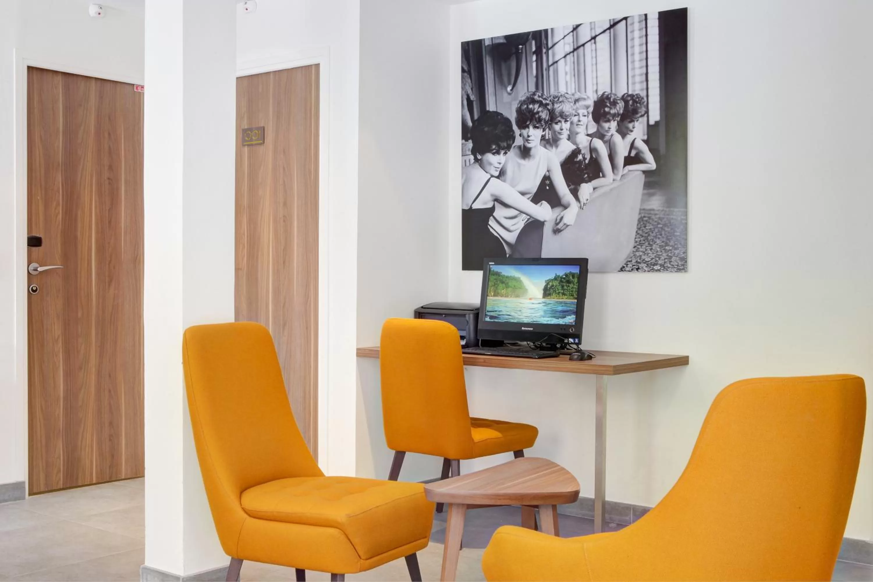 Seating area in Best Western Plus 61 Paris Nation Hotel