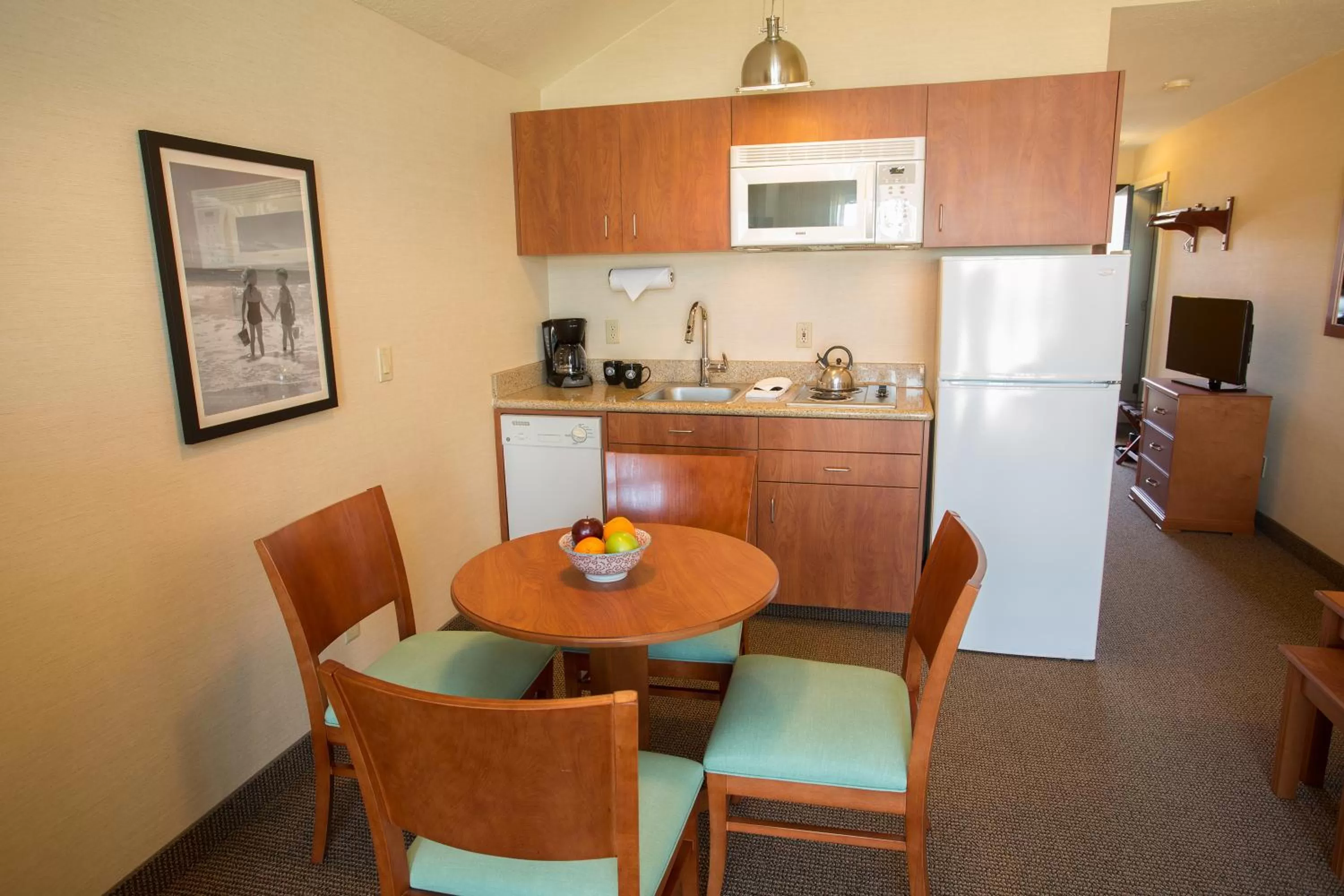 Kitchen or kitchenette, Kitchen/Kitchenette in Schooner's Cove Inn