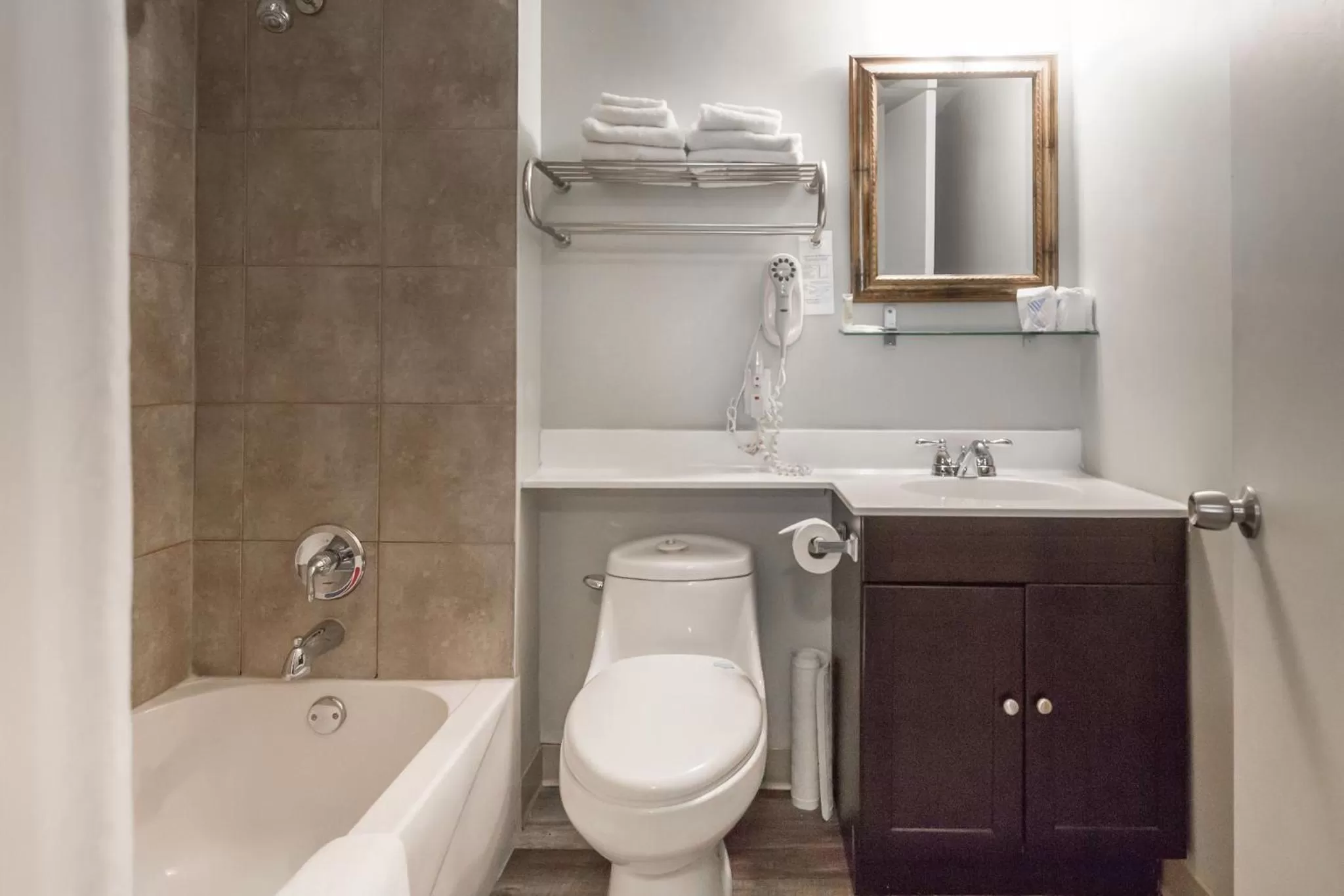 Bathroom in Kent Inn