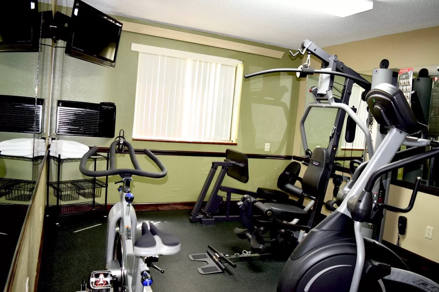 Fitness centre/facilities in Super 8 by Wyndham Homewood Birmingham Area